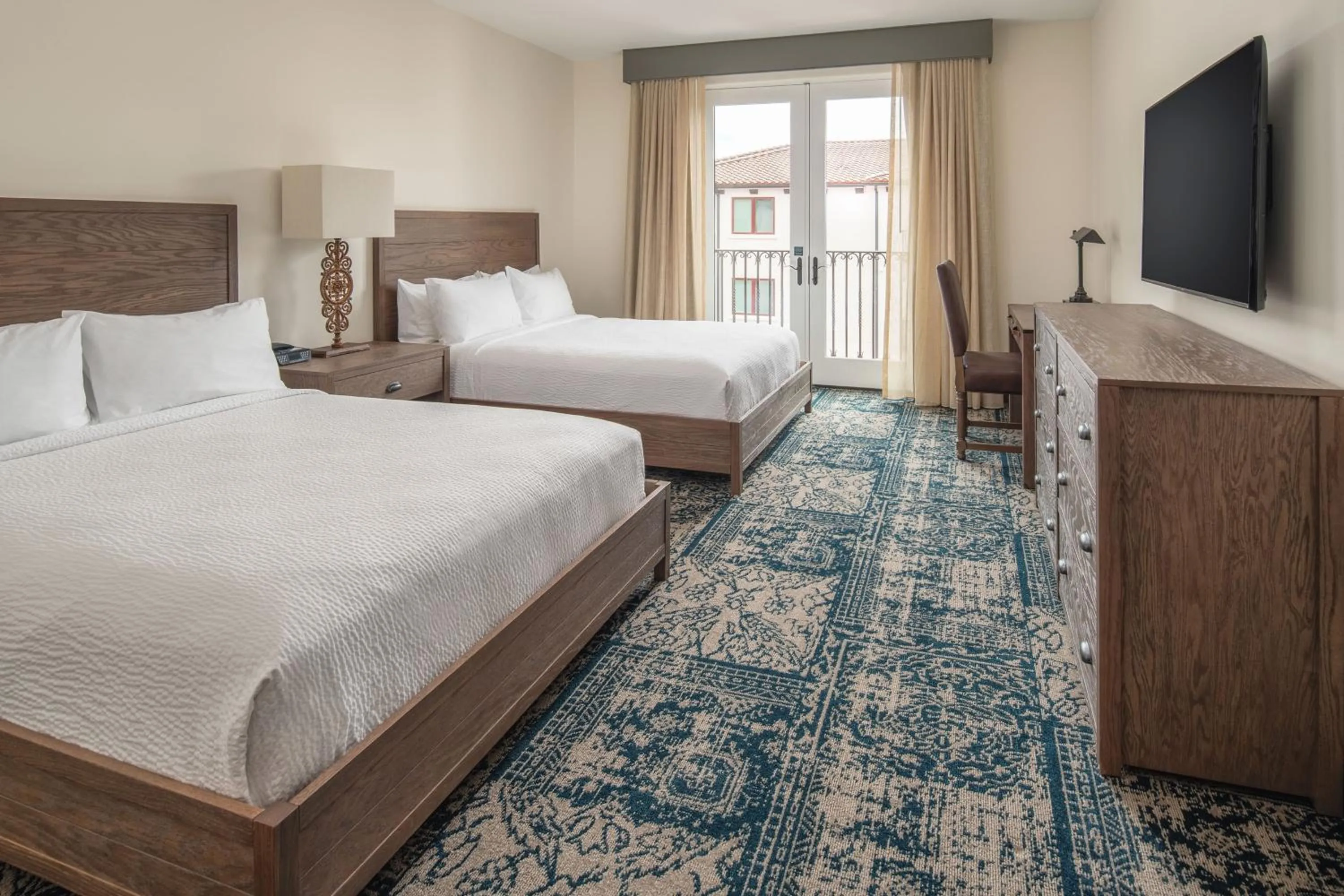 Photo of the whole room, Bed in Four Points by Sheraton Santa Cruz Scotts Valley