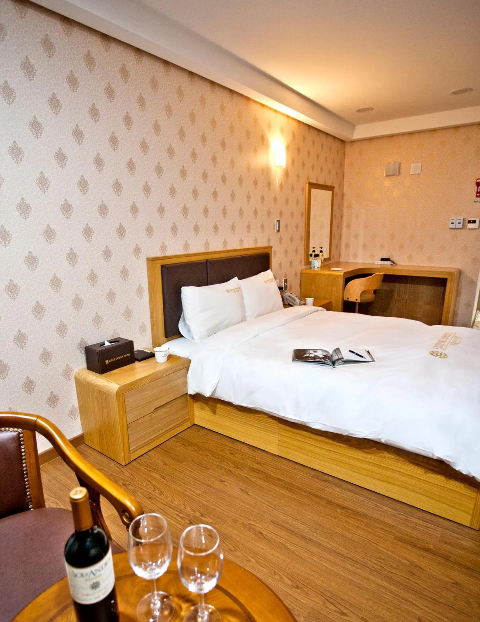 Bedroom, Bed in Geoje Ocean Hotel