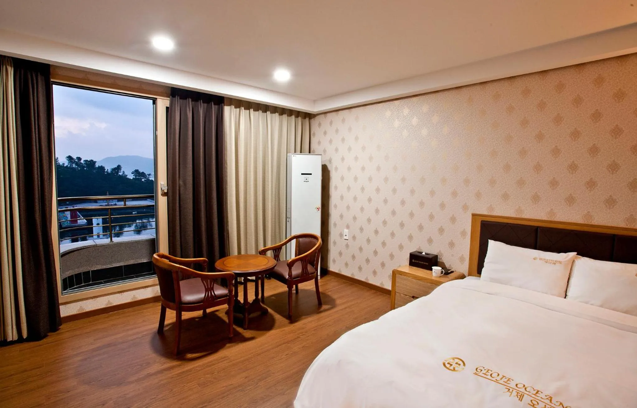 Balcony/Terrace, Bed in Geoje Ocean Hotel