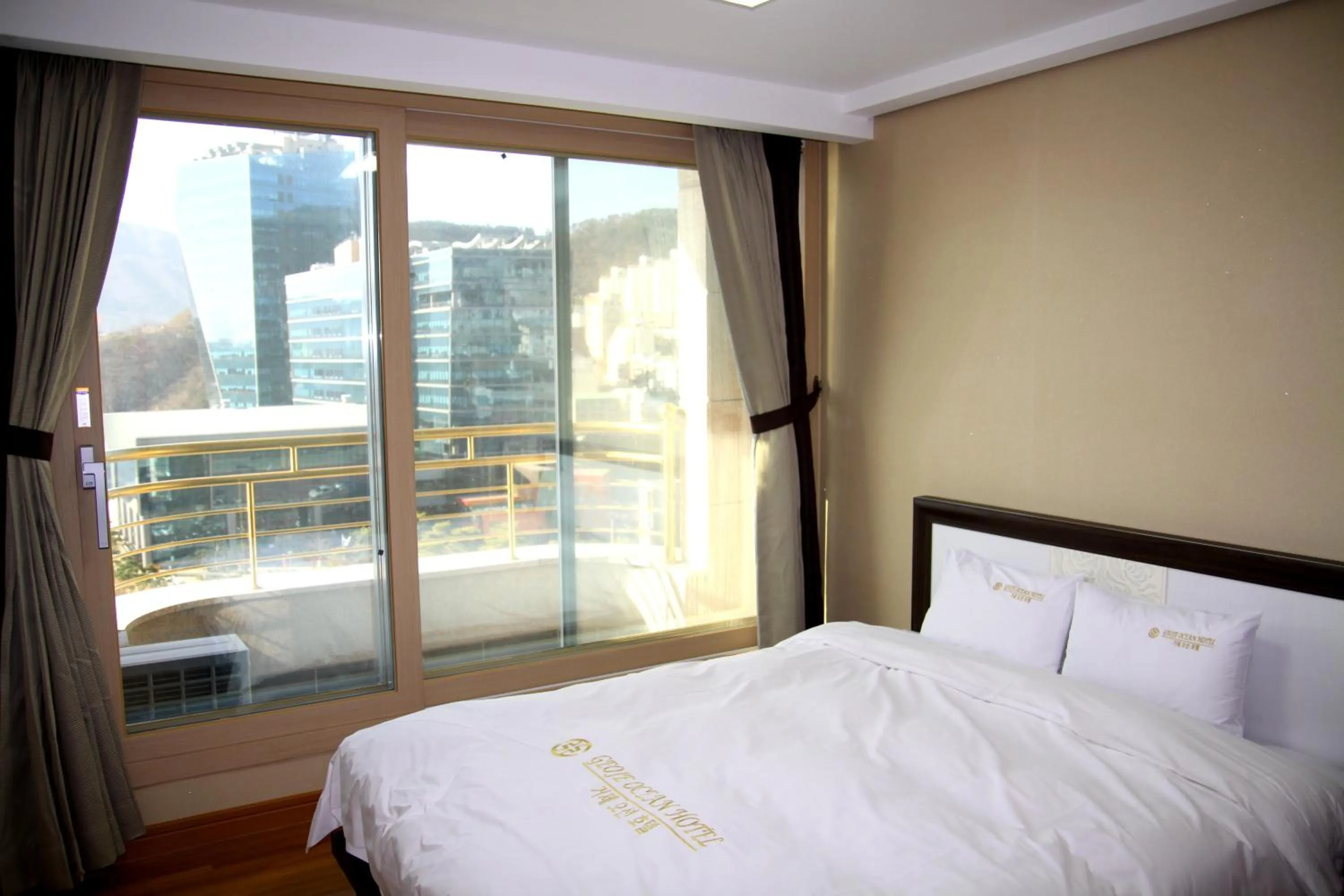 Sea view, Bed in Geoje Ocean Hotel