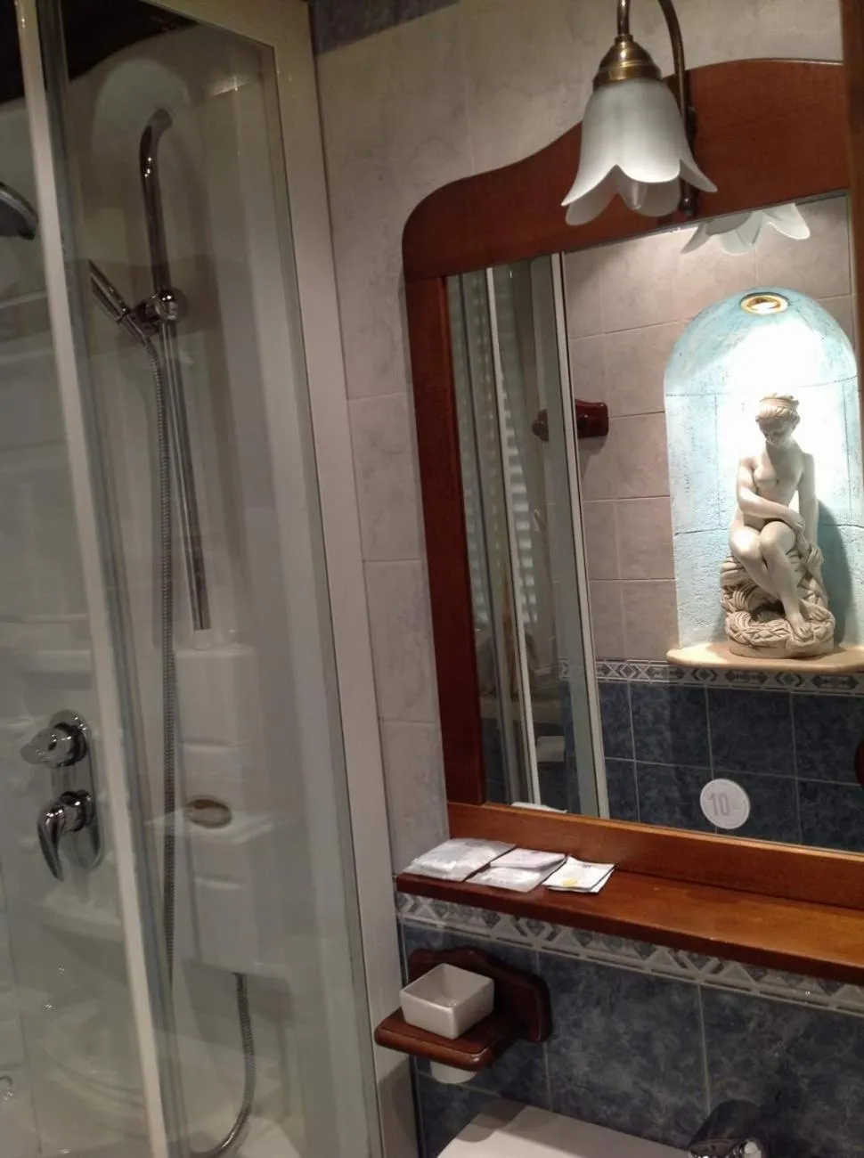 Bathroom in Hotel Barrett