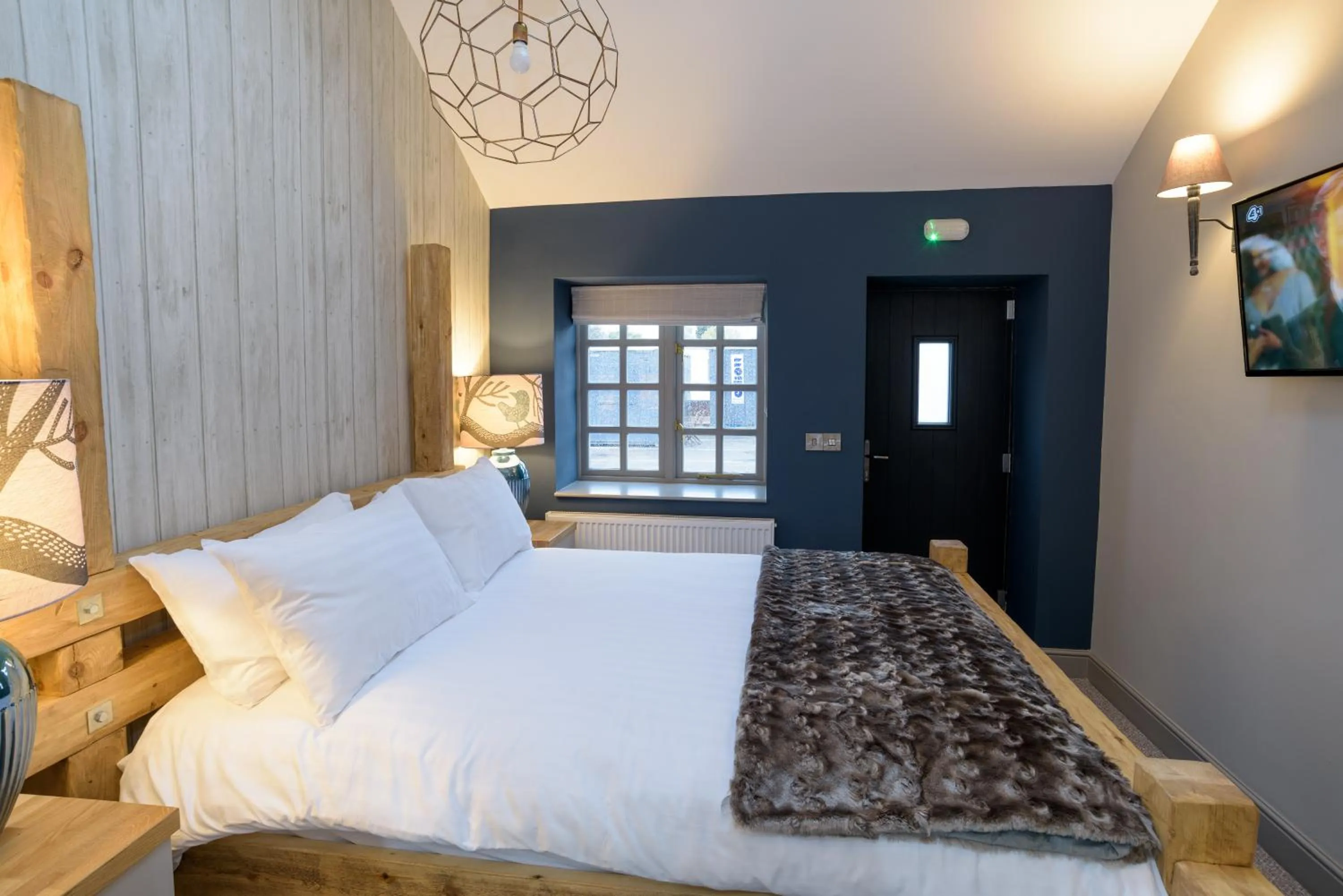 Bedroom in The Wheatsheaf Inn