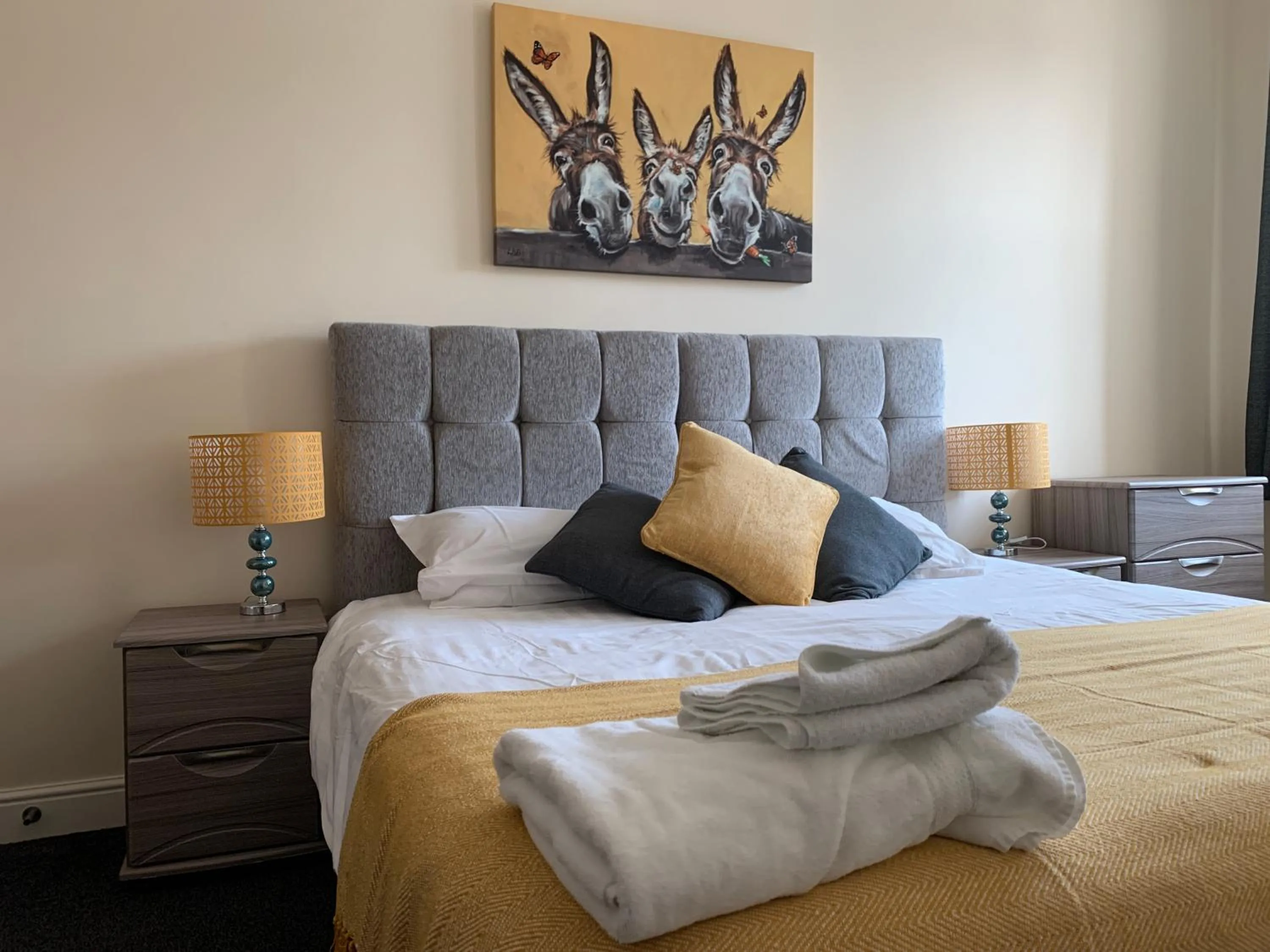 Bedroom, Bed in Market Place Serviced Apartments, Leek