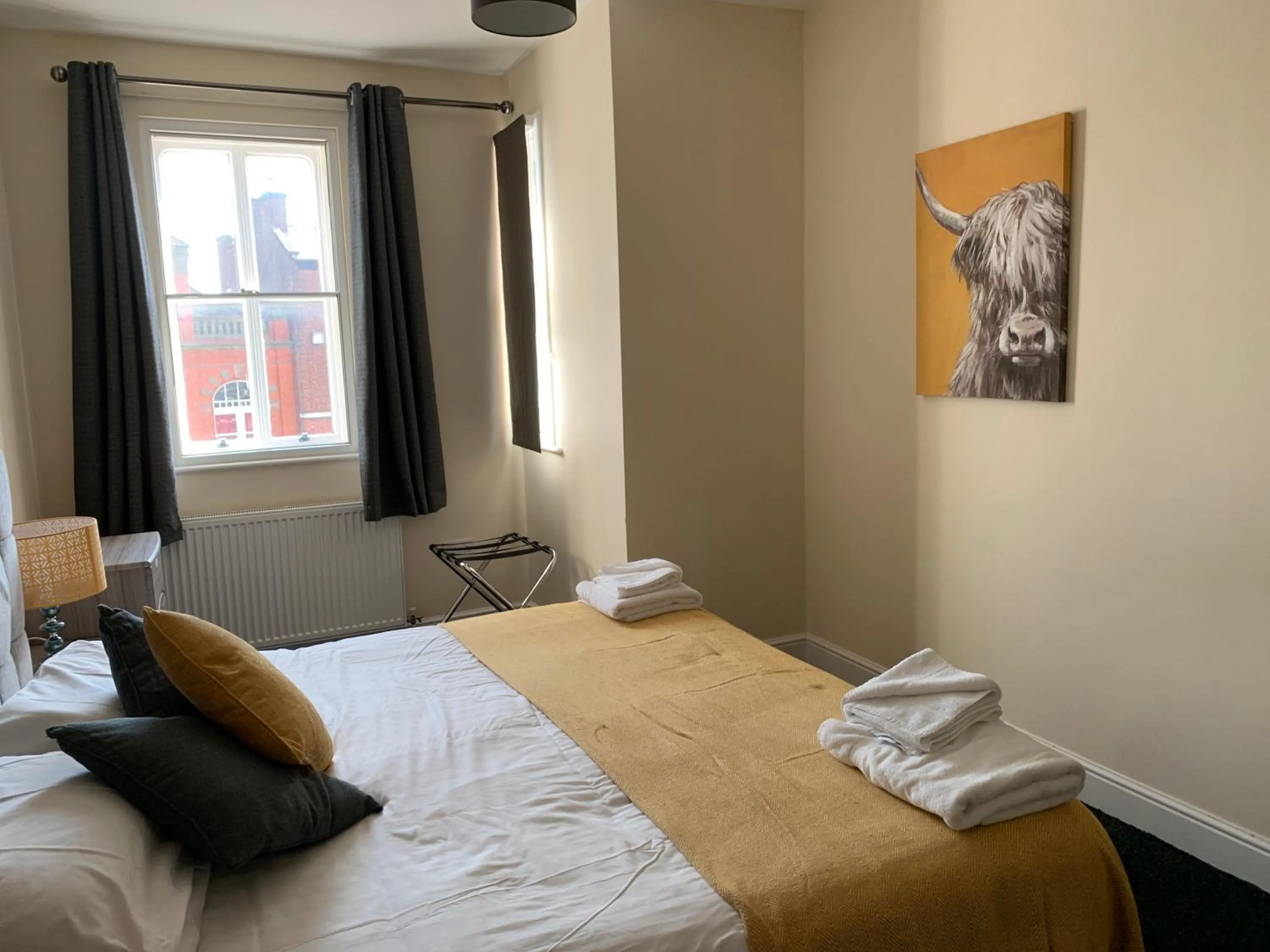 Bedroom, Bed in Market Place Serviced Apartments, Leek