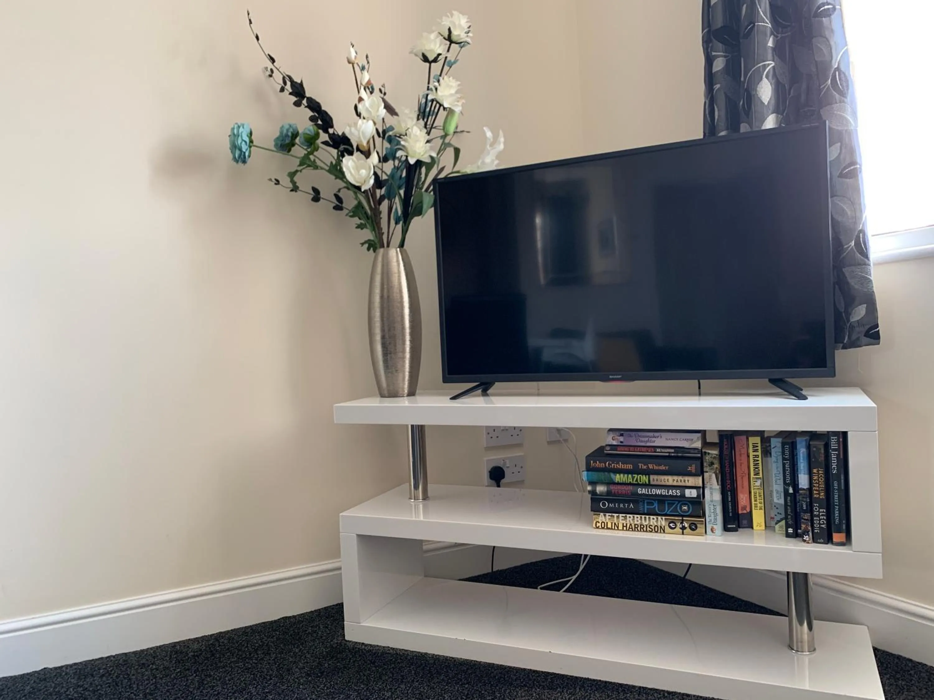 TV and multimedia in Market Place Serviced Apartments, Leek