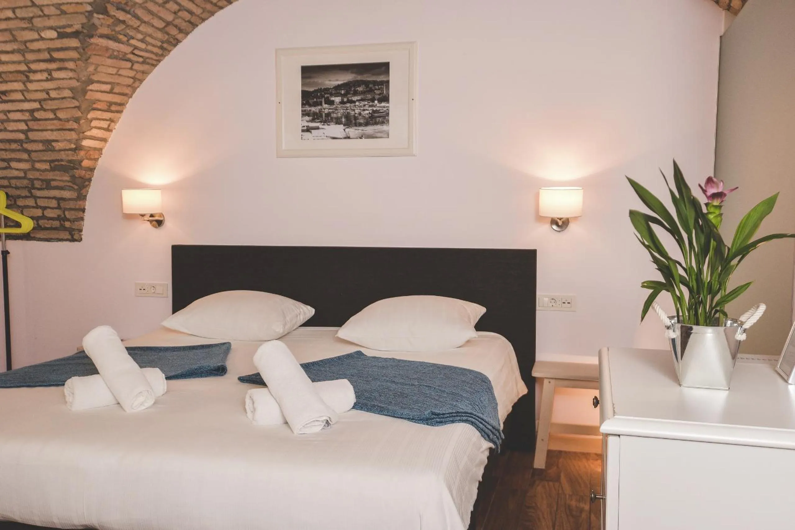 Bedroom, Bed in Old Town Inn