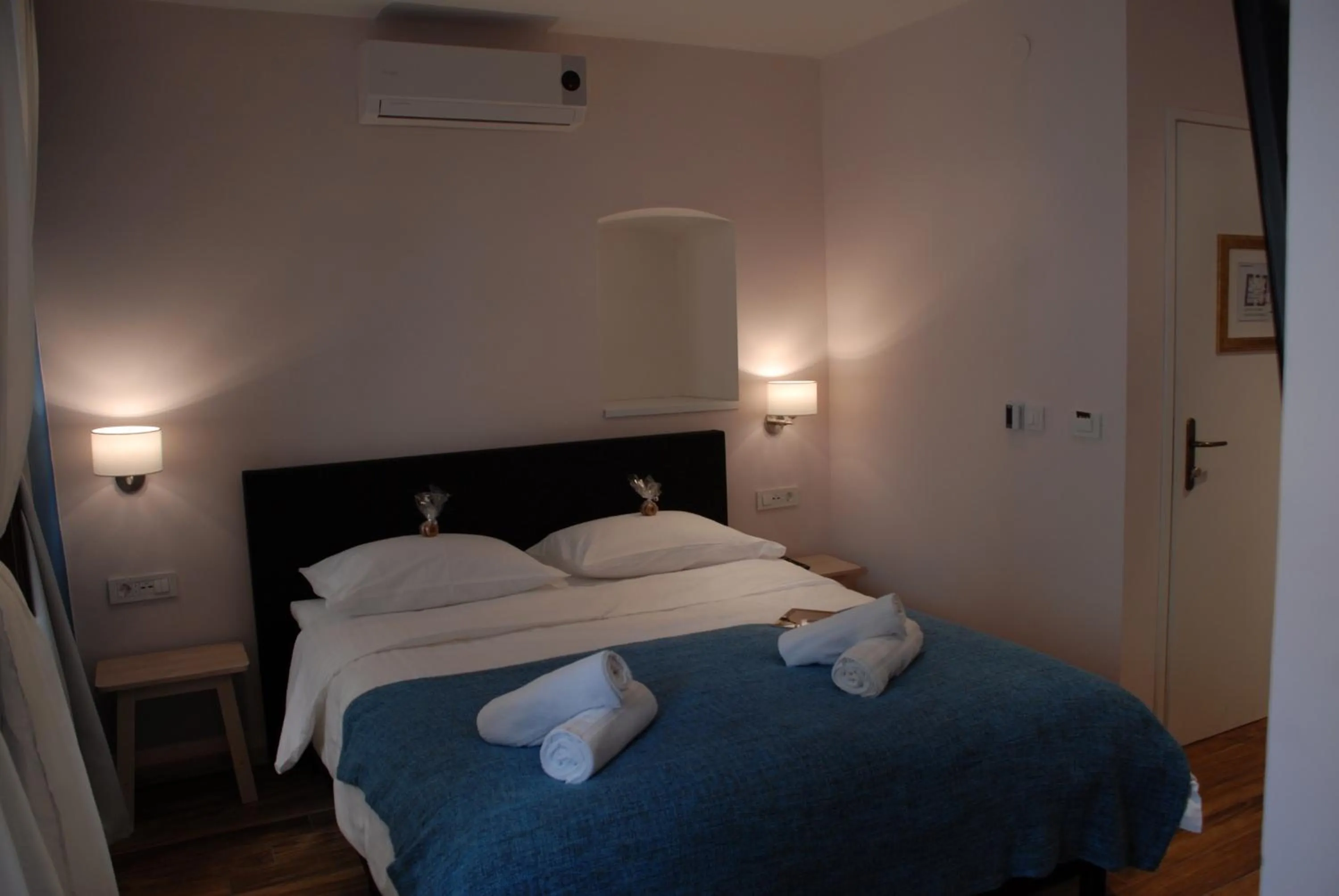 Bedroom, Bed in Old Town Inn