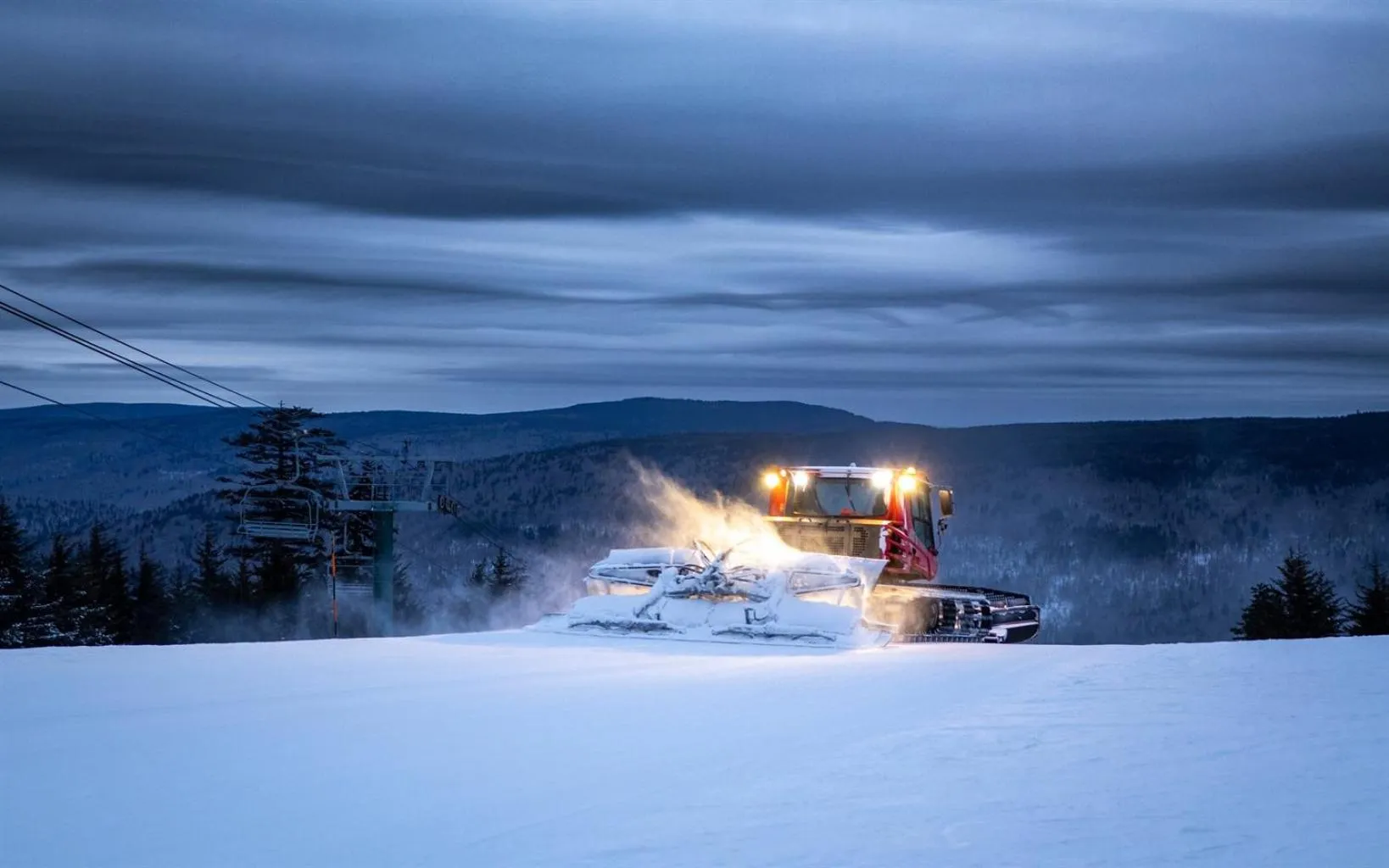 Snowshoe Ski-InSki-Out Steps to Ballhooter Lift Mountain Lodge Condo