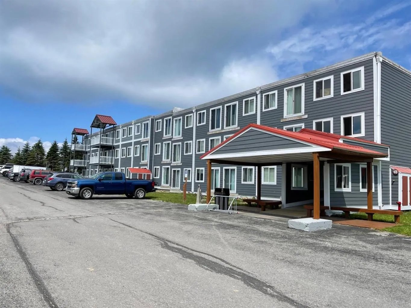 Snowshoe Ski-InSki-Out Steps to Ballhooter Lift Mountain Lodge Condo