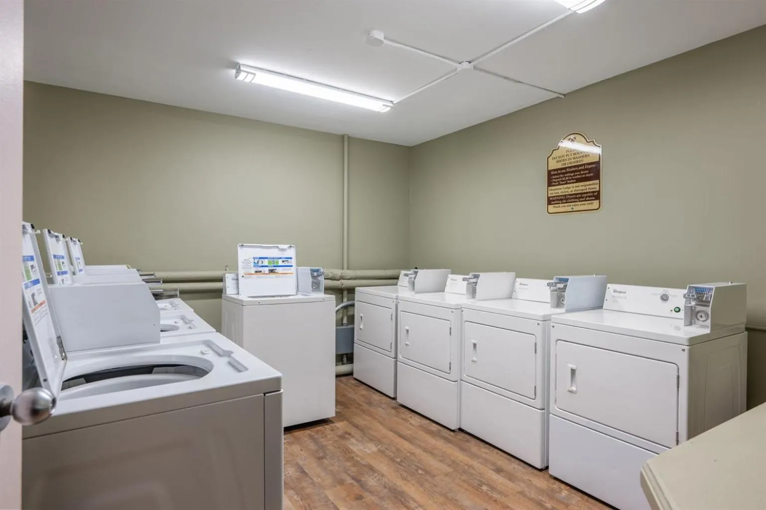 Snowshoe Ski-InSki-Out Steps to Ballhooter Lift Mountain Lodge Condo