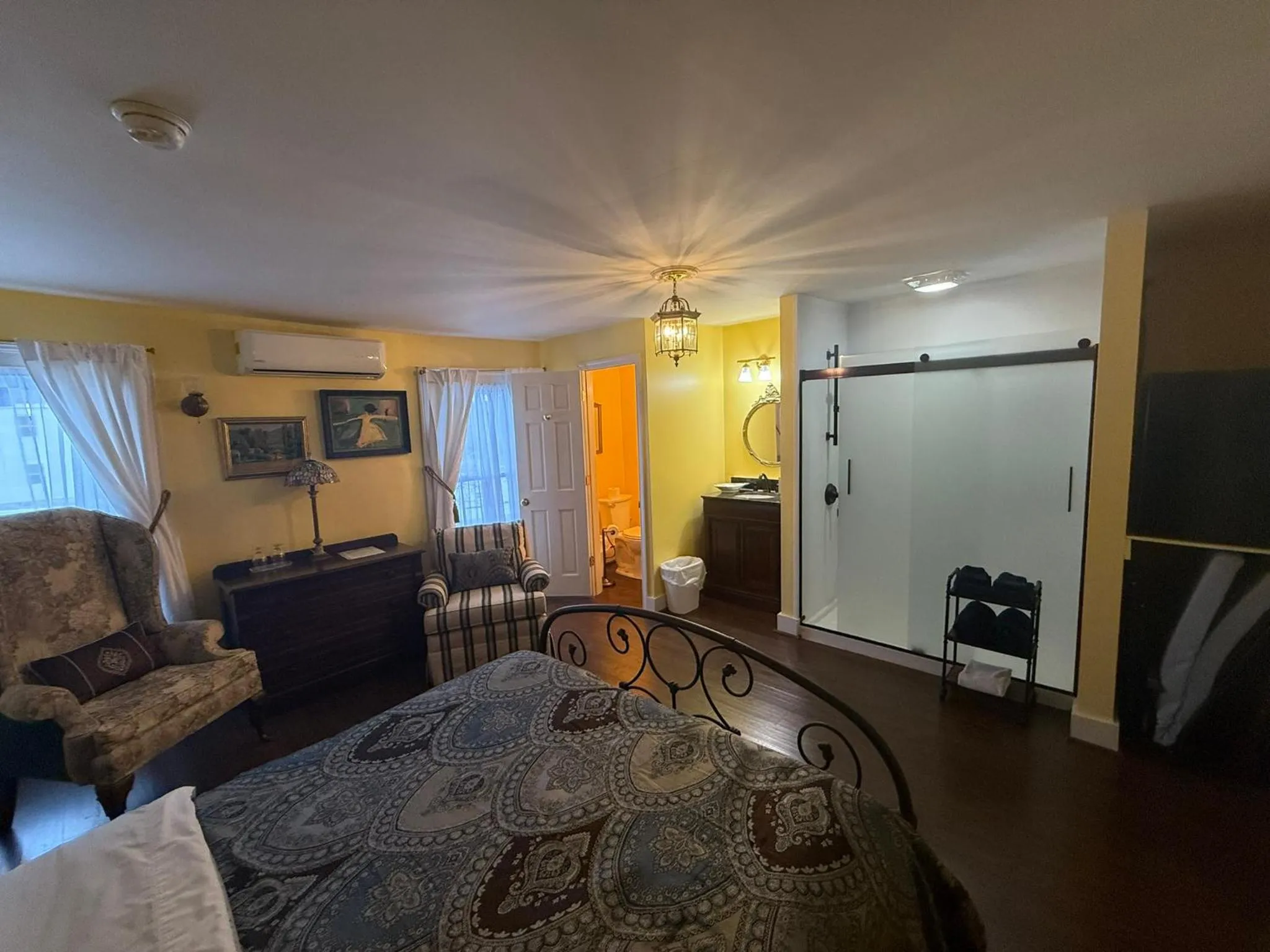 Bed in The Gridley Inn B&B