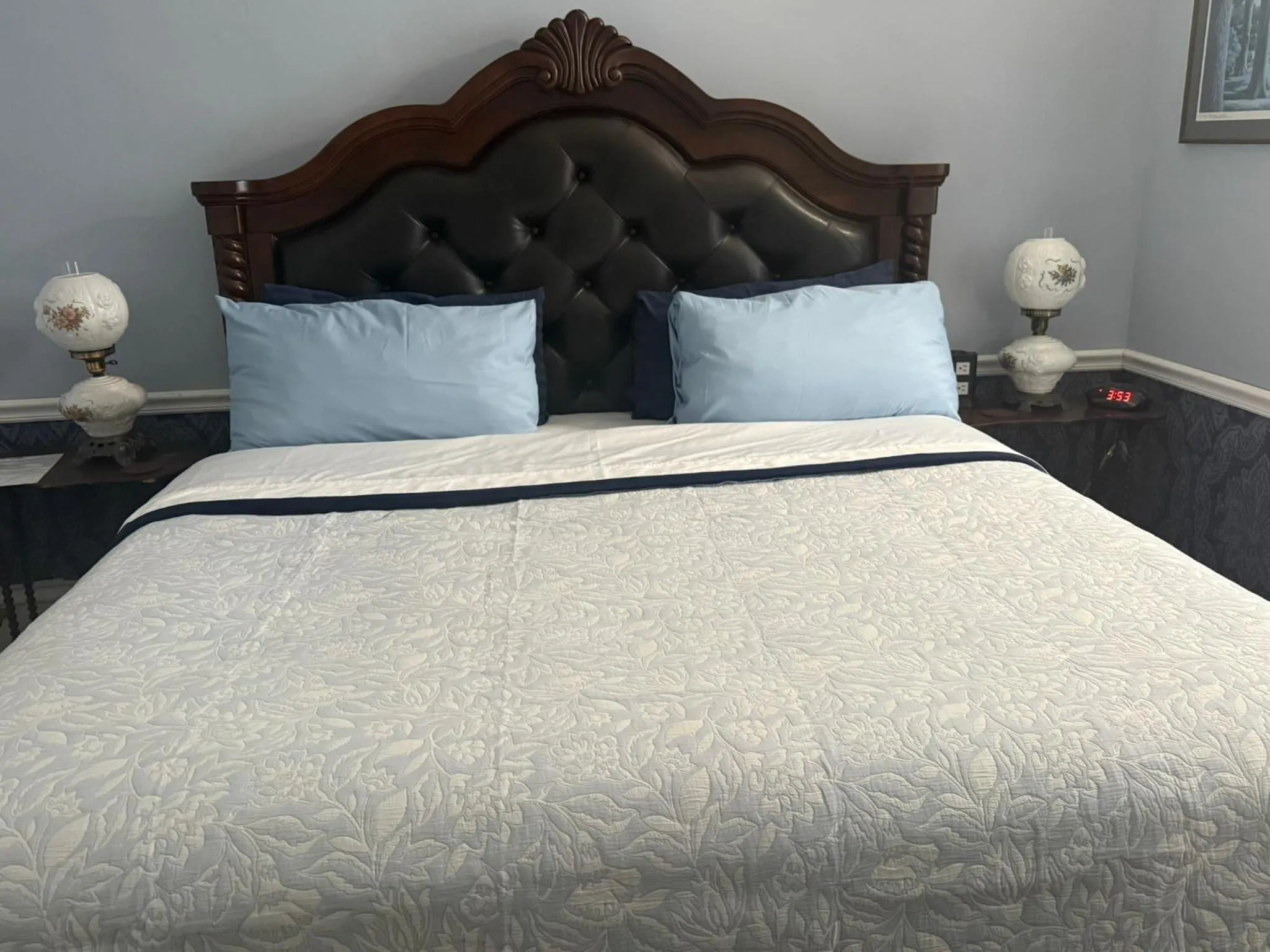 Bed in The Gridley Inn B&B