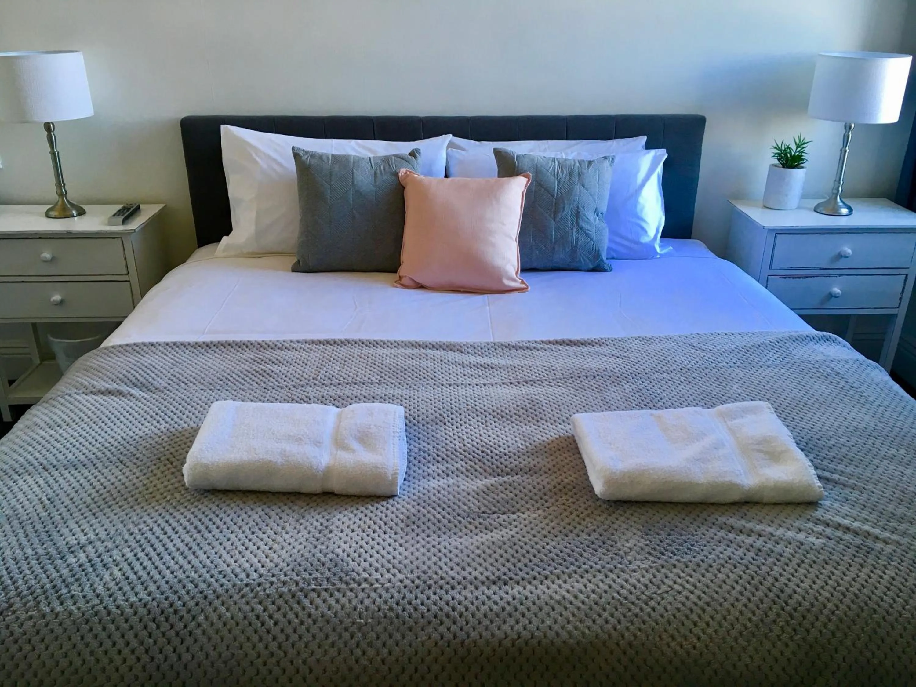 Photo of the whole room, Bed in Grand Hotel Healesville