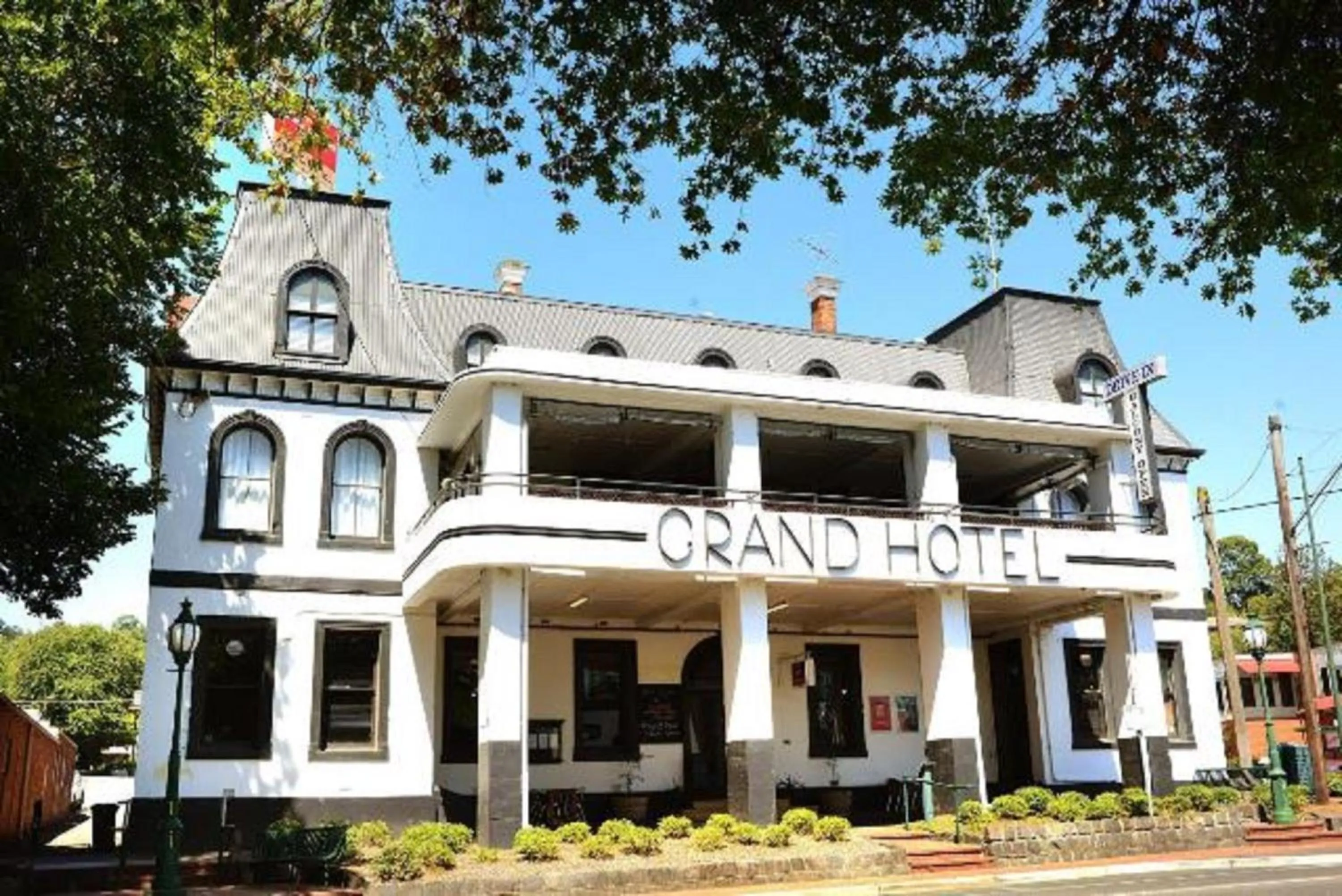 Facade/entrance in Grand Hotel Healesville
