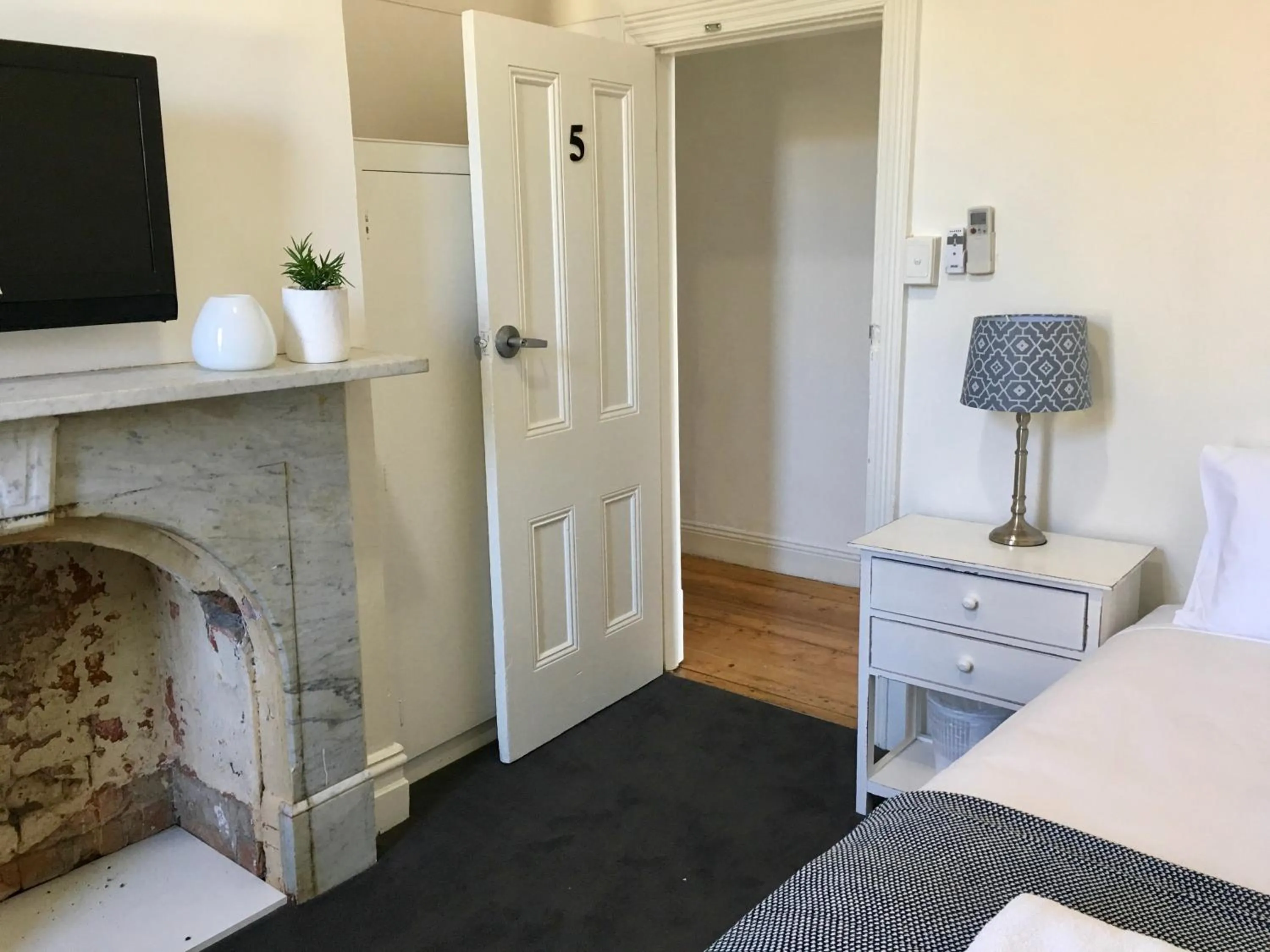 Photo of the whole room, Bed in Grand Hotel Healesville