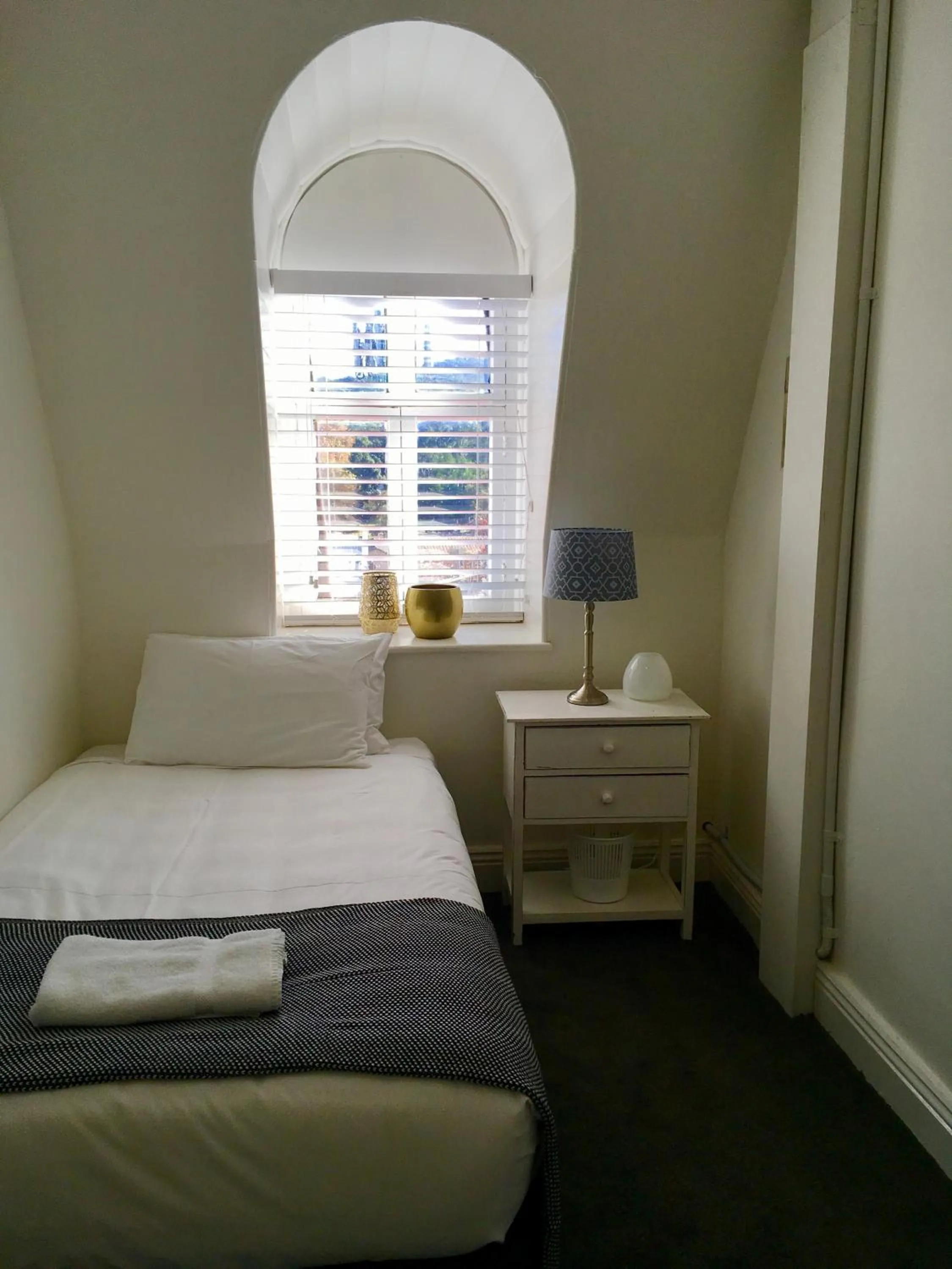 Photo of the whole room, Bed in Grand Hotel Healesville