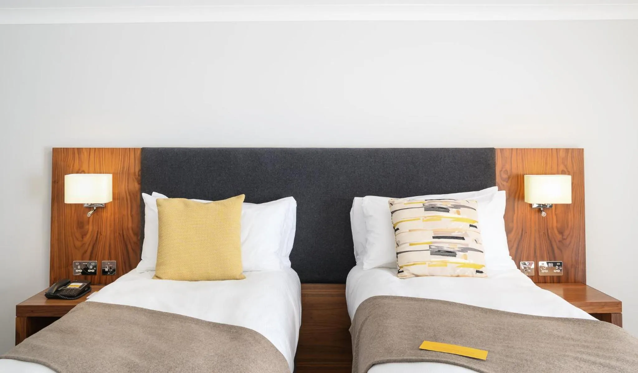 Photo of the whole room, Bed in voco Oxford Thames by IHG