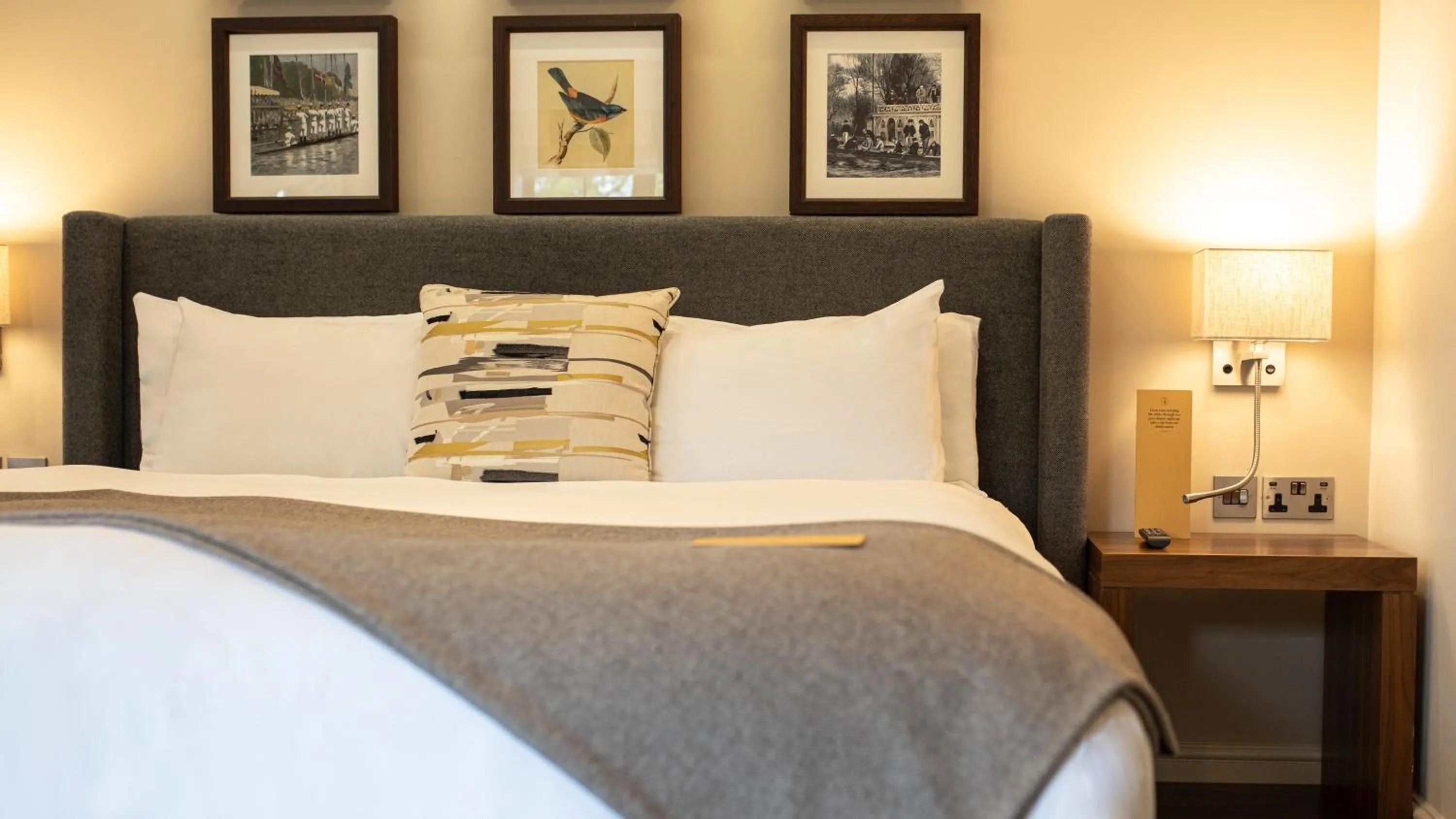 Photo of the whole room, Bed in voco Oxford Thames by IHG