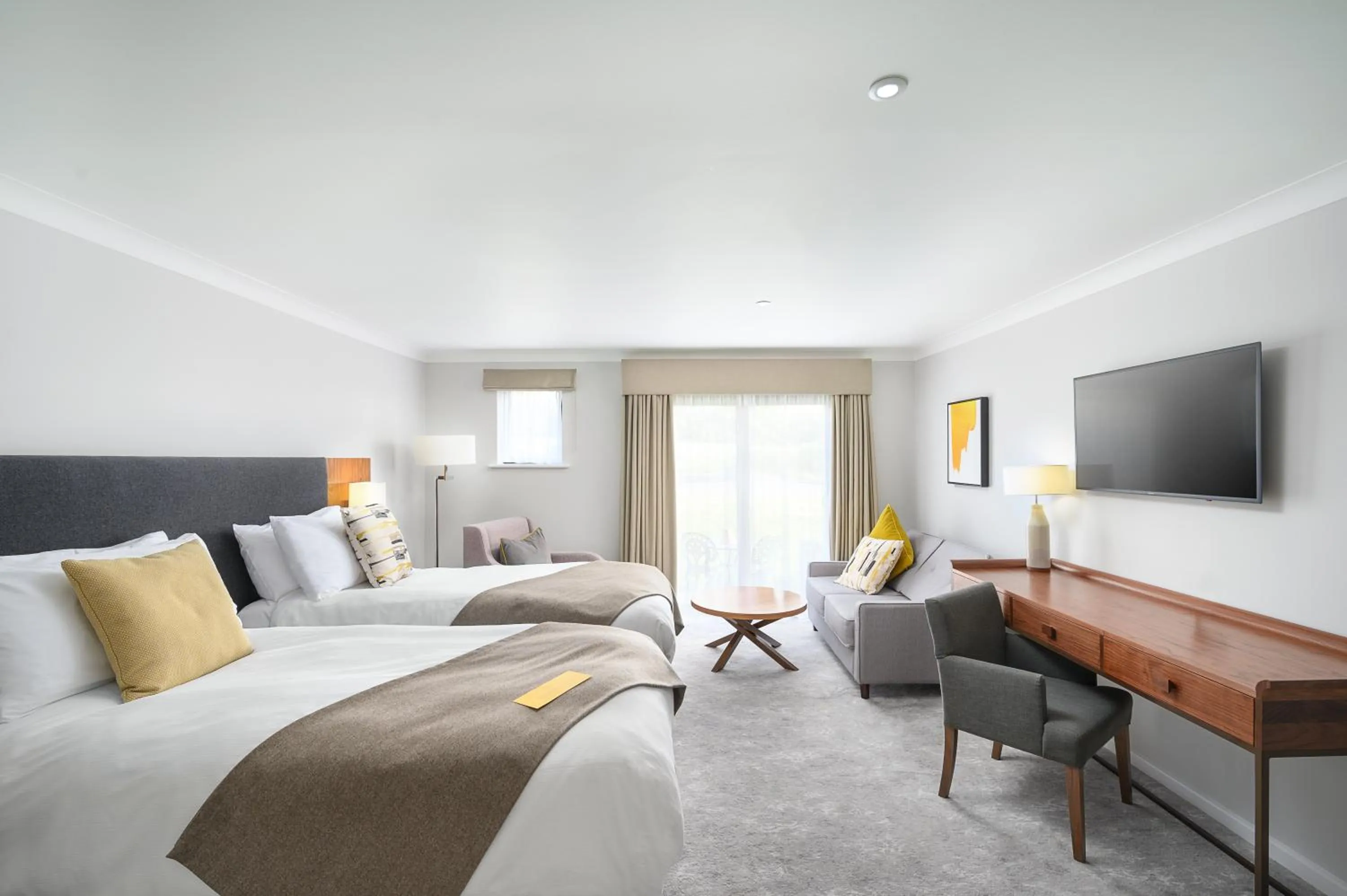 Photo of the whole room, Bed in voco Oxford Thames by IHG