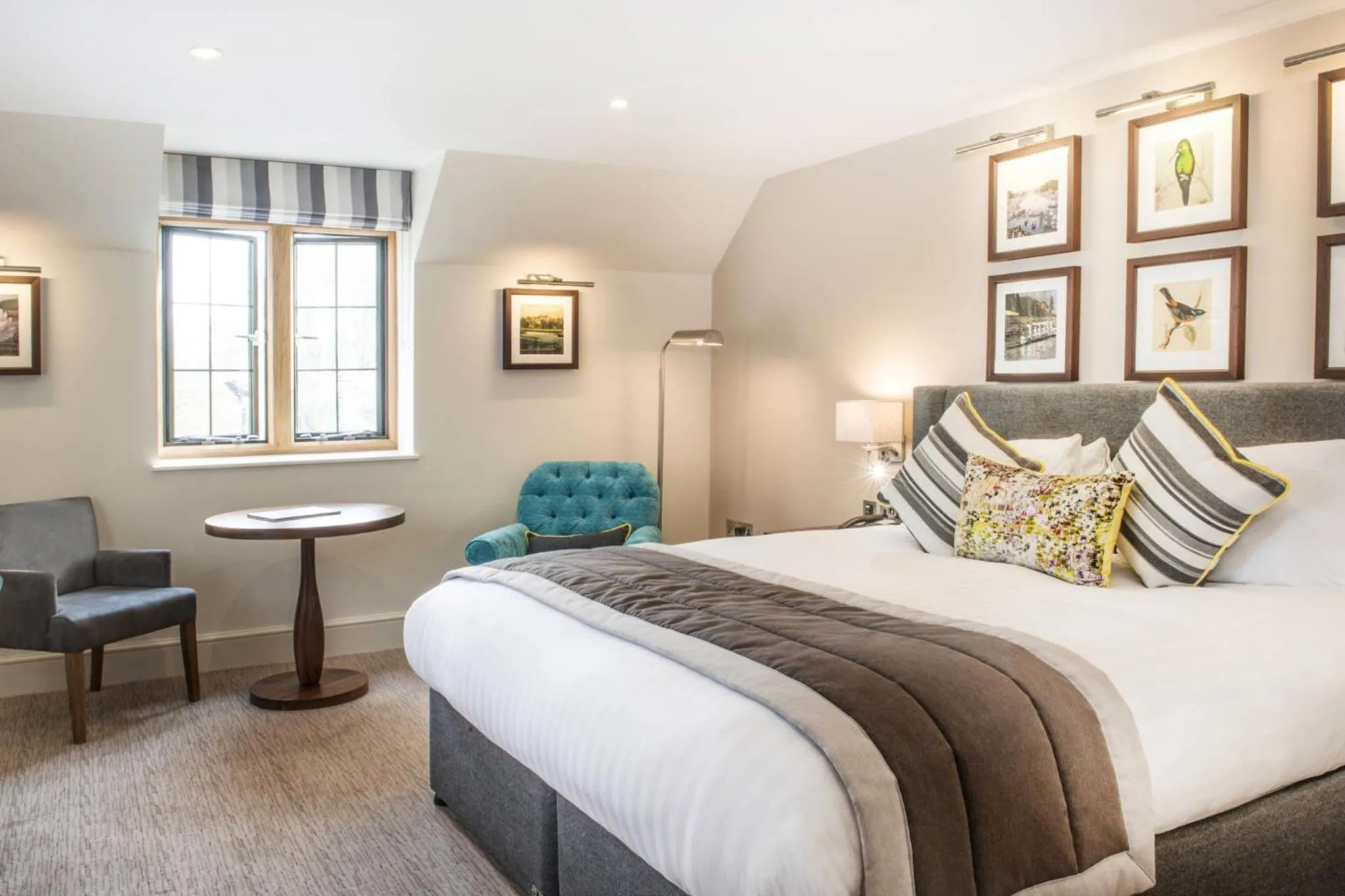 Photo of the whole room, Bed in voco Oxford Thames by IHG