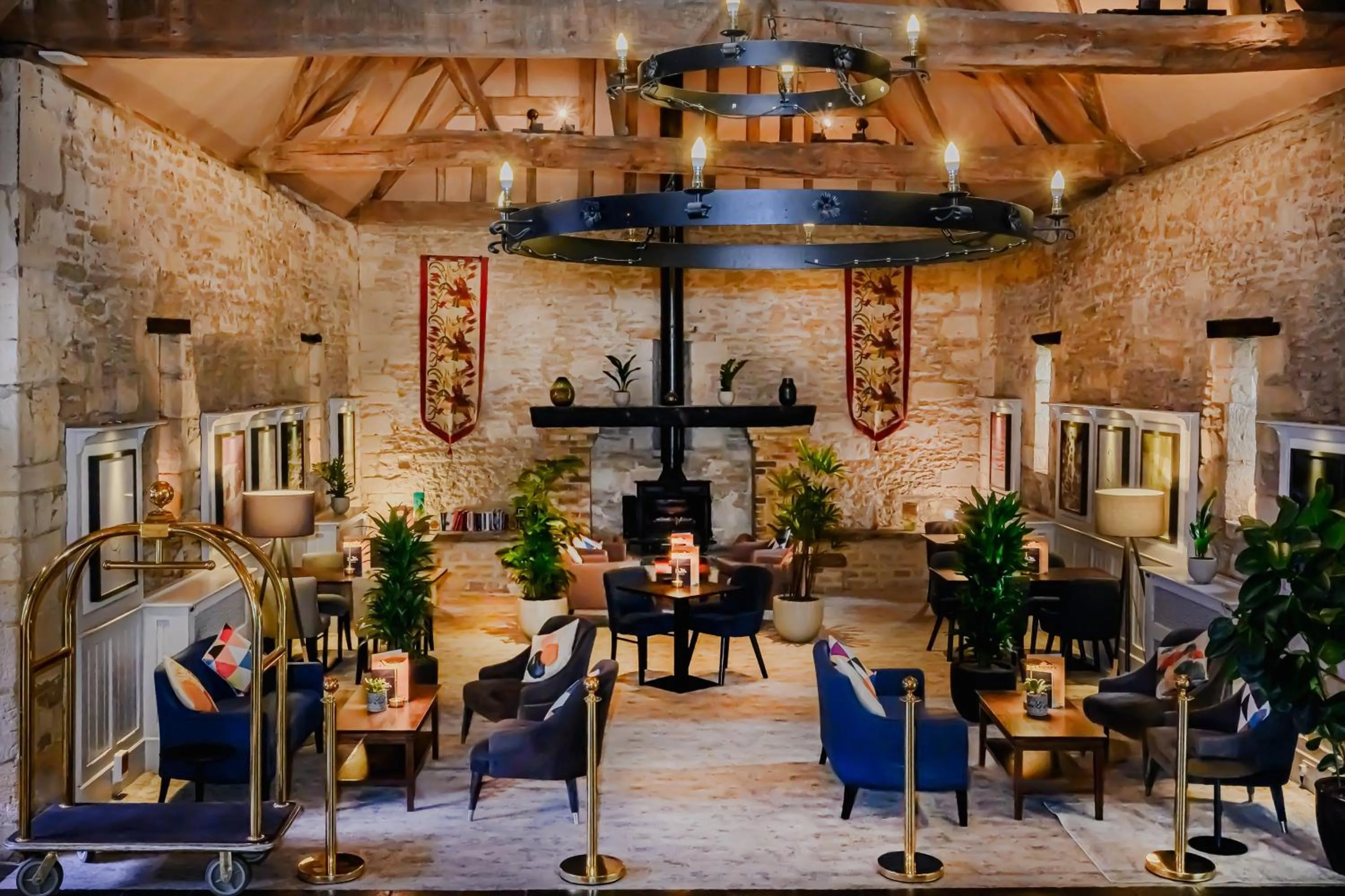 Lounge or bar in voco Oxford Thames by IHG