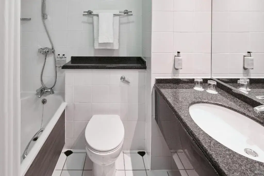 Standard Triple Room in Leonardo Hotel East Midlands Airport Standard Triple Room in Leonardo Hotel East Midlands Airport