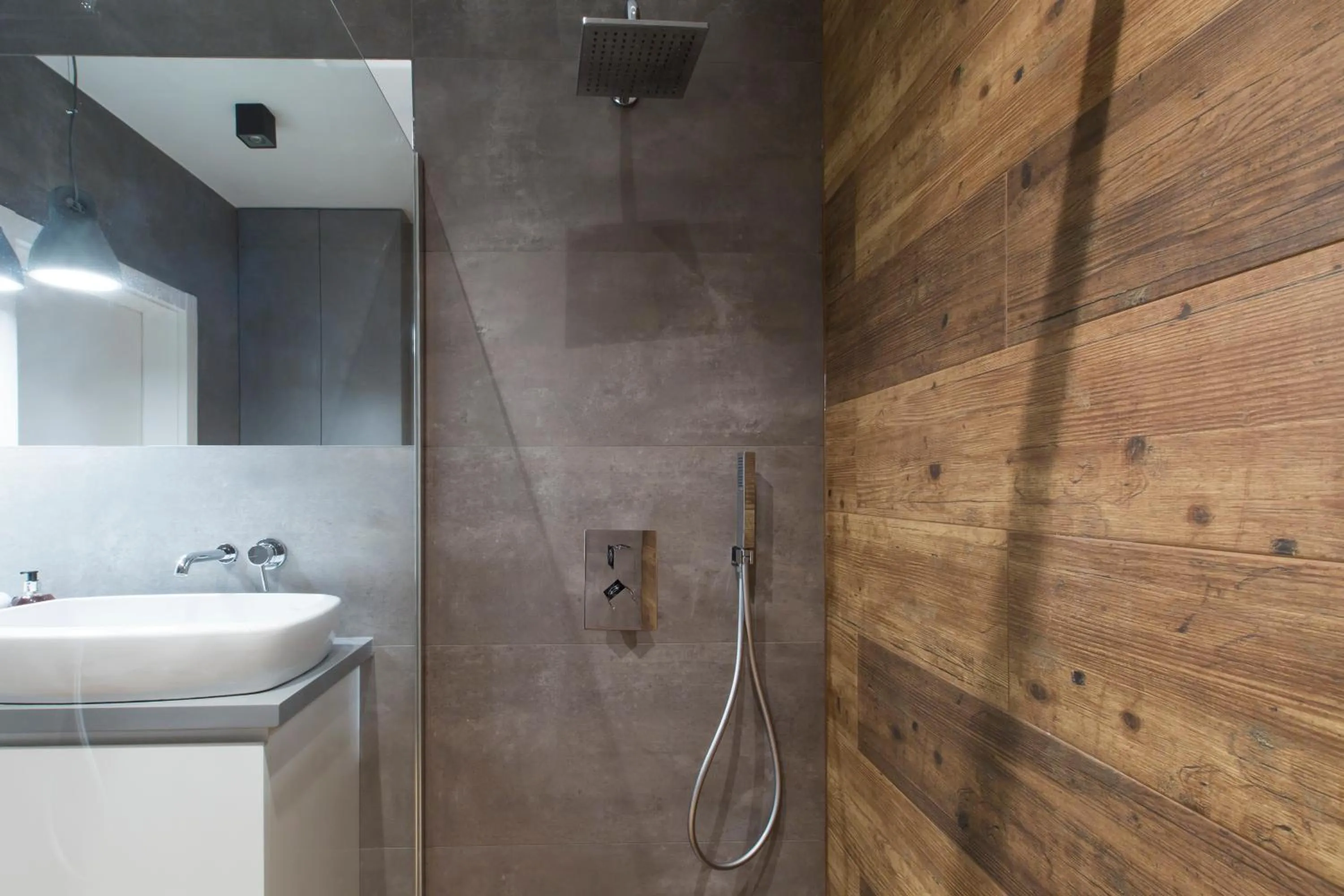 Shower in Homewell Apartments Maraton Gardens