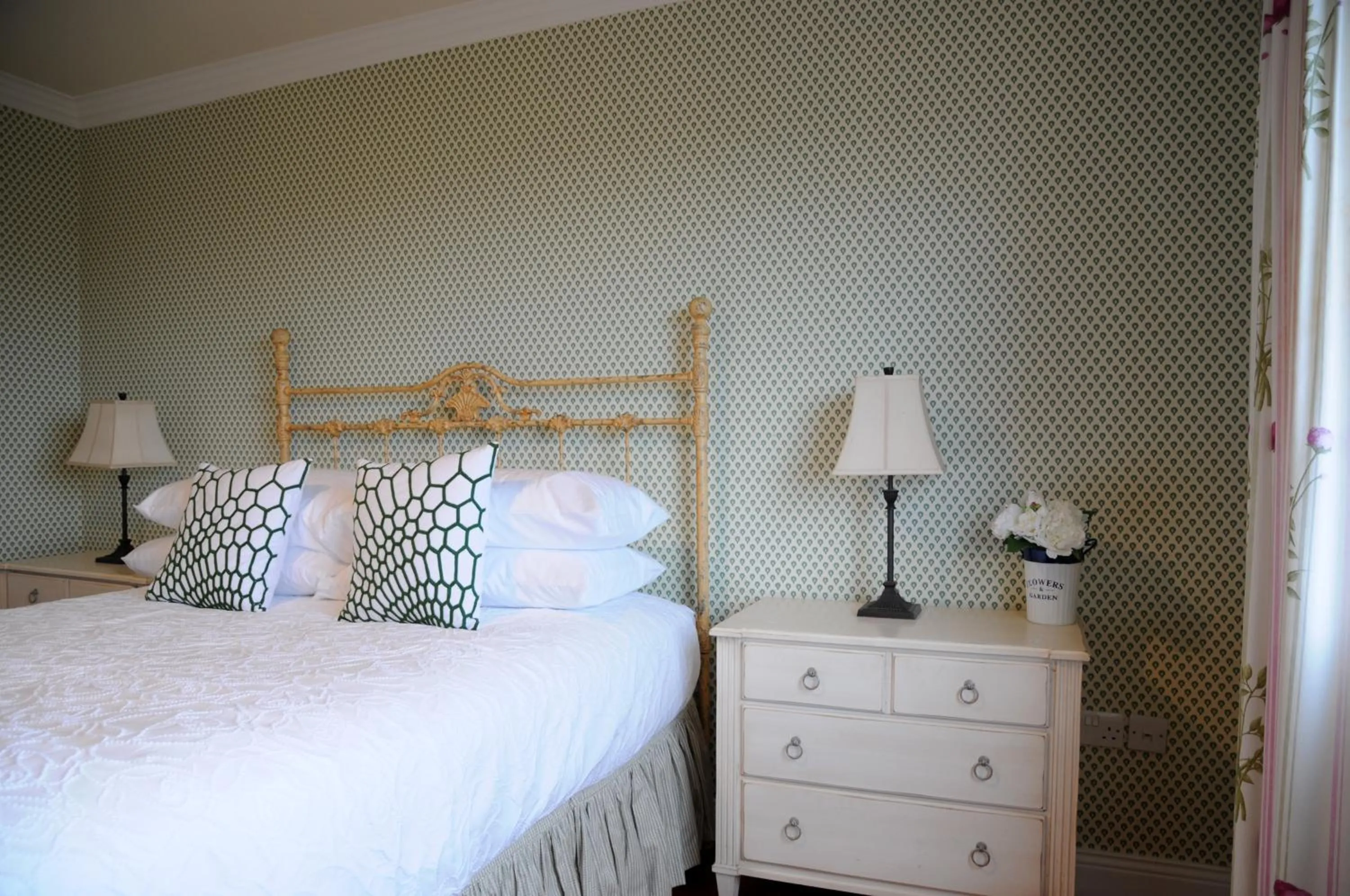 Photo of the whole room, Bed in Short Strand Dingle