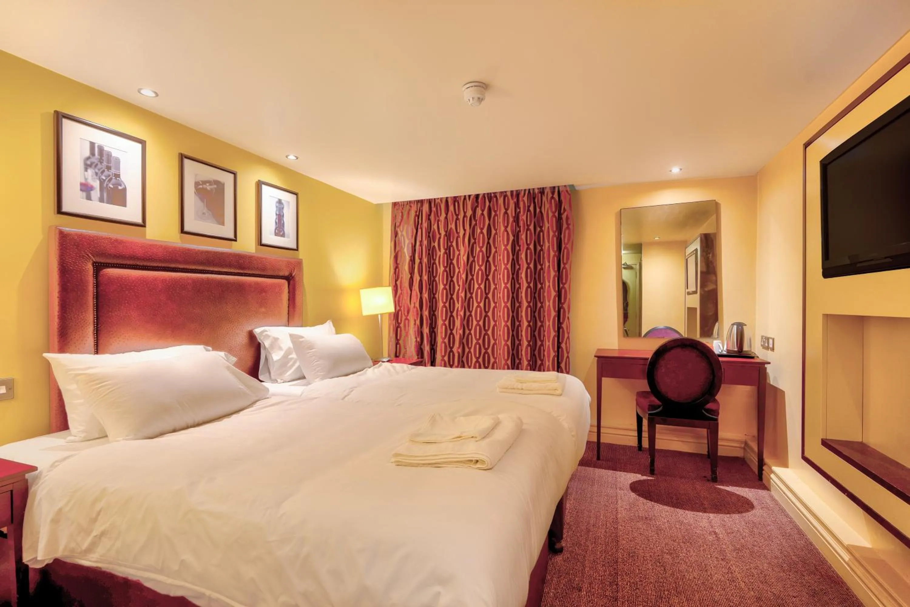 Bed in Manchester Airport Stanley Hotel by Belvilla