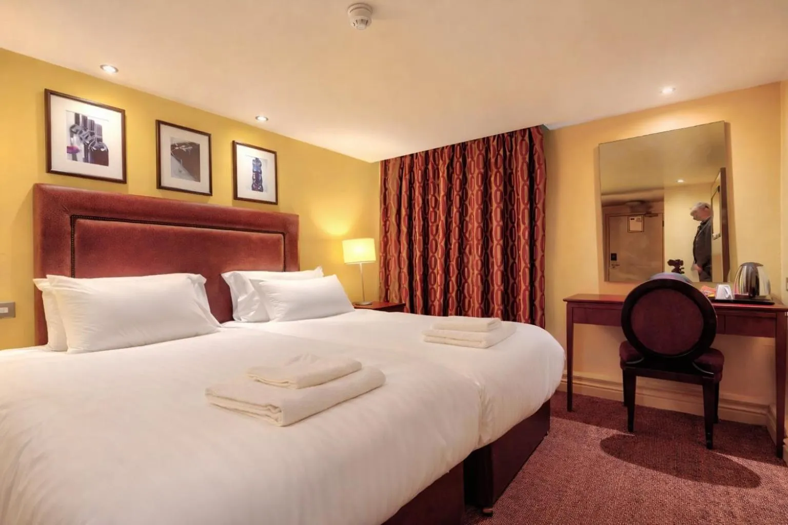 Bedroom, Bed in Manchester Airport Stanley Hotel by Belvilla