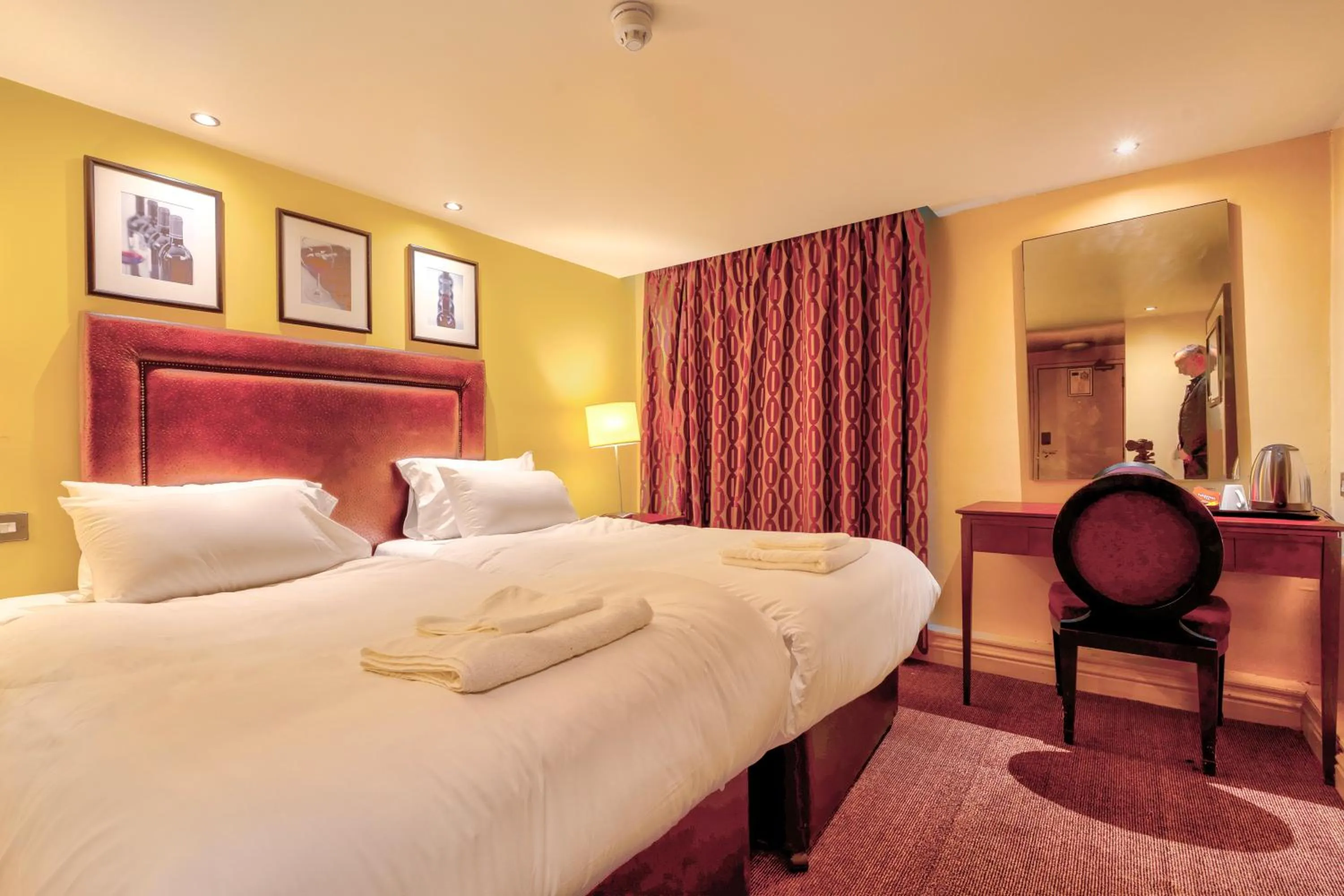 Bedroom, Bed in Manchester Airport Stanley Hotel by Belvilla