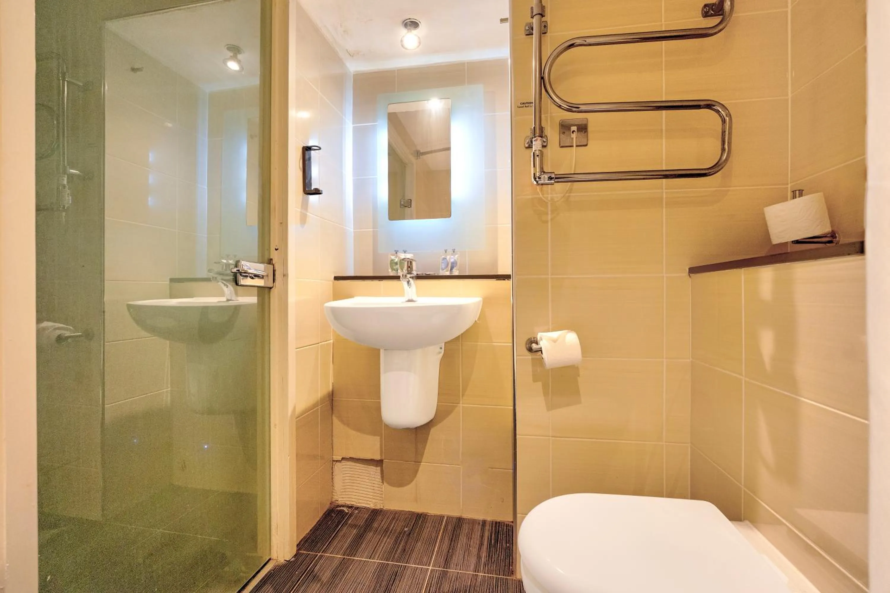 Bathroom in Manchester Airport Stanley Hotel by Belvilla