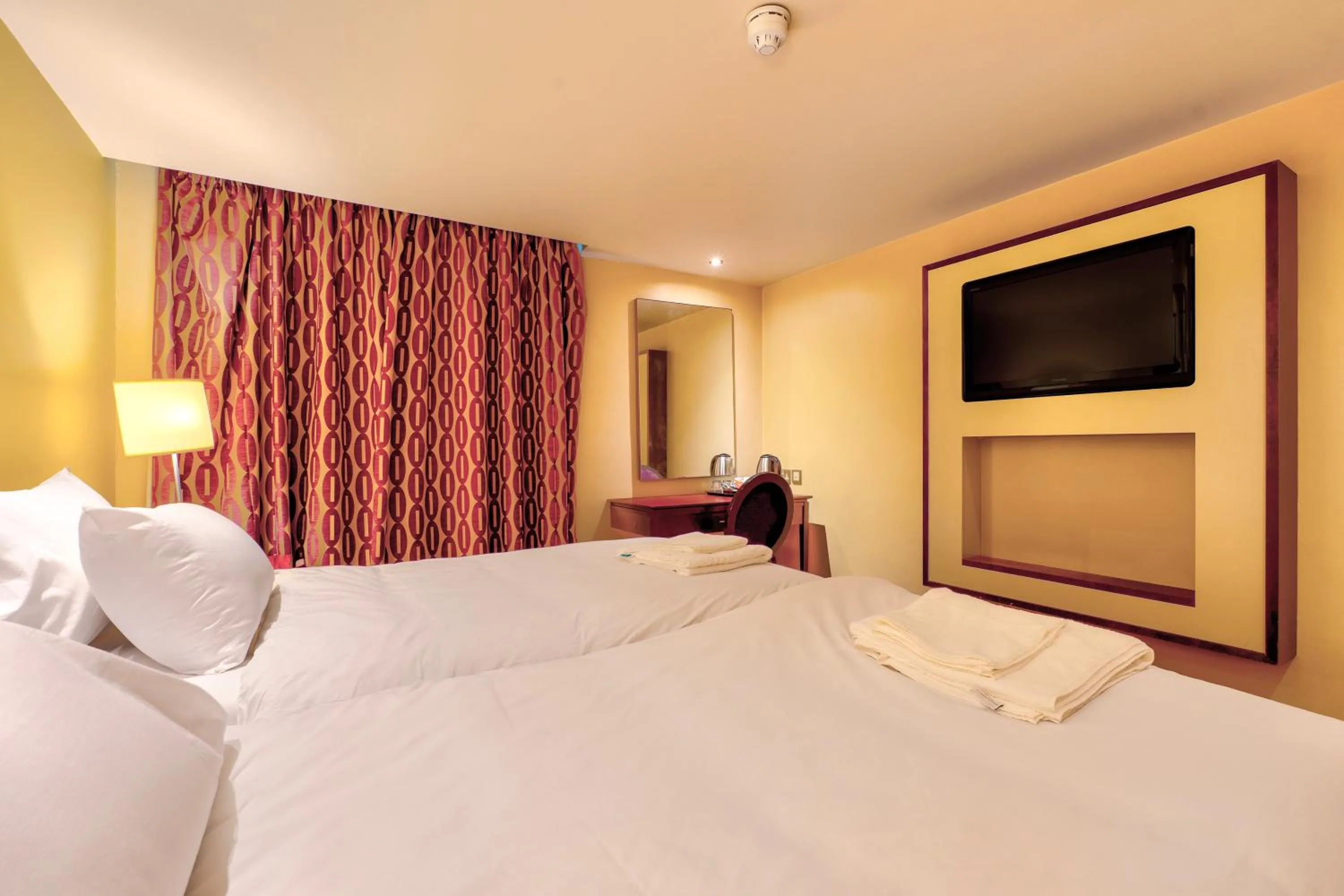 Bed in Manchester Airport Stanley Hotel by Belvilla