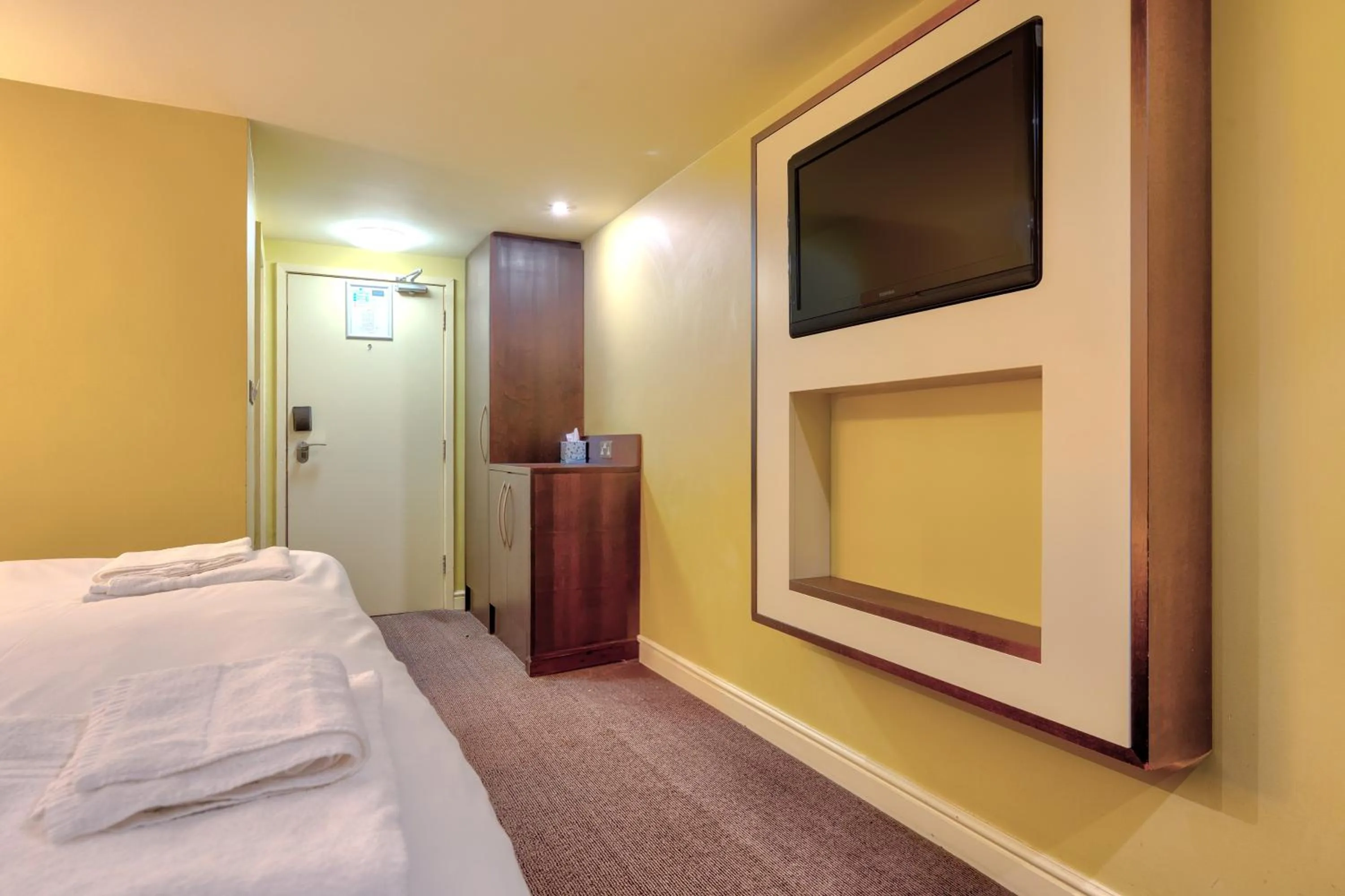 Bed in Manchester Airport Stanley Hotel by Belvilla