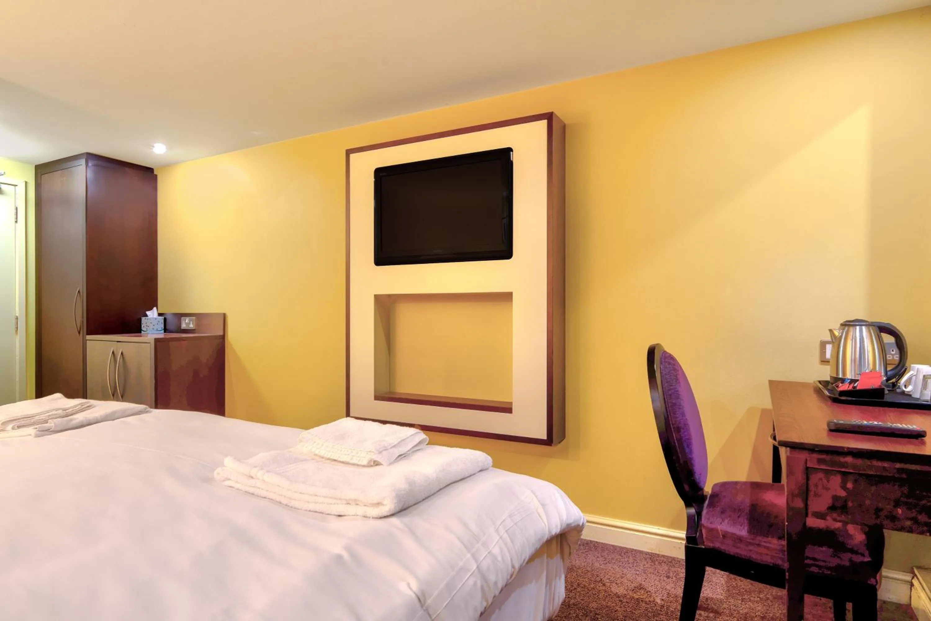 Bed in Manchester Airport Stanley Hotel by Belvilla