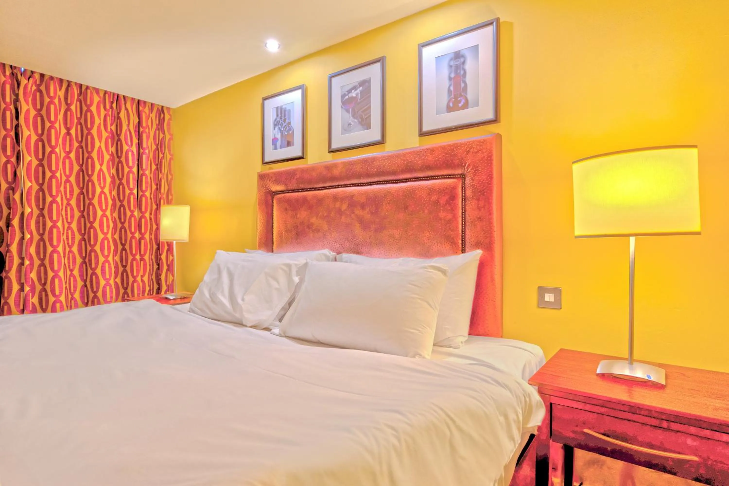 Bedroom, Bed in Manchester Airport Stanley Hotel by Belvilla