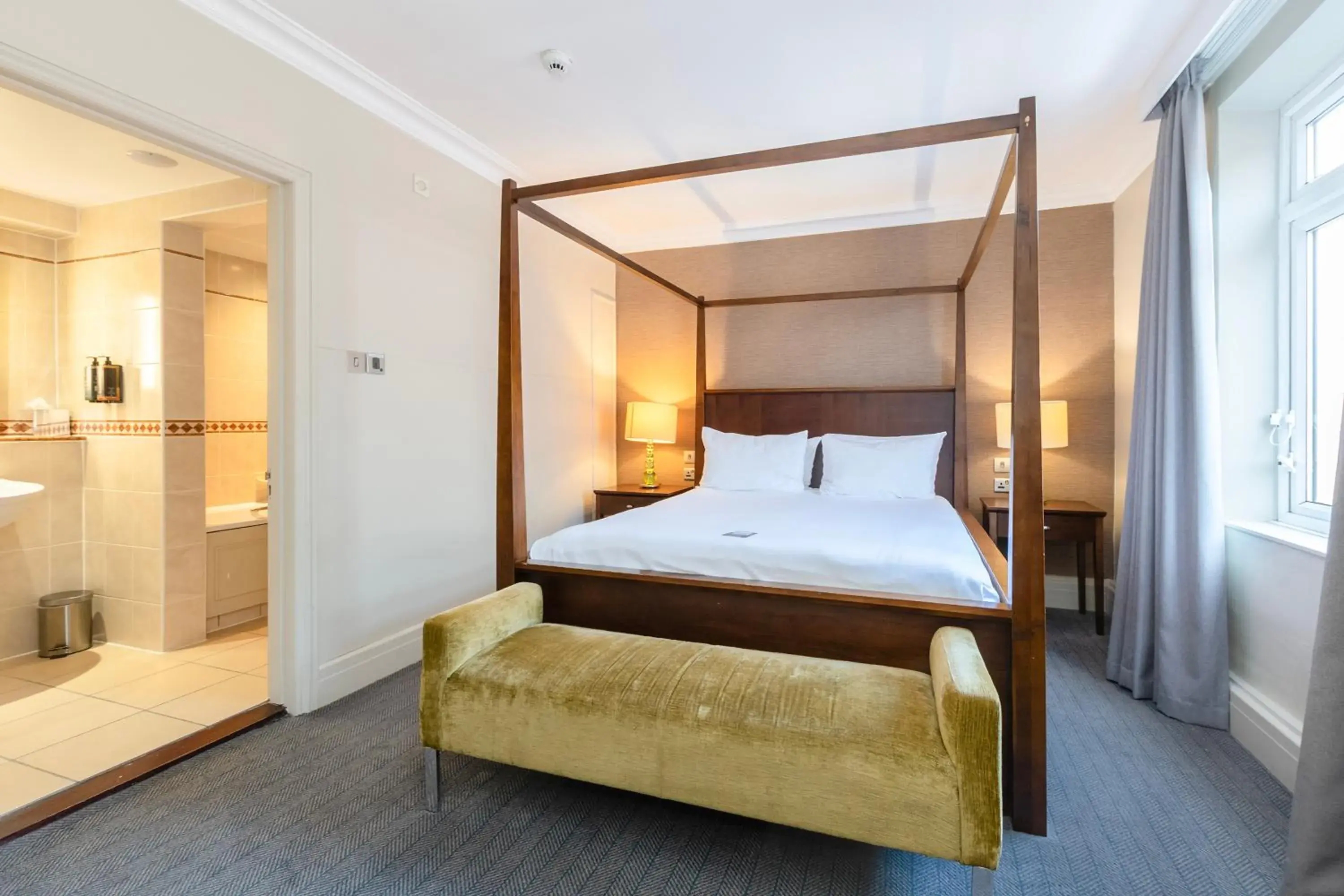 Deluxe Suite in Winchester Wessex Hotel by Sunday Deluxe Suite in Winchester Wessex Hotel by Sunday