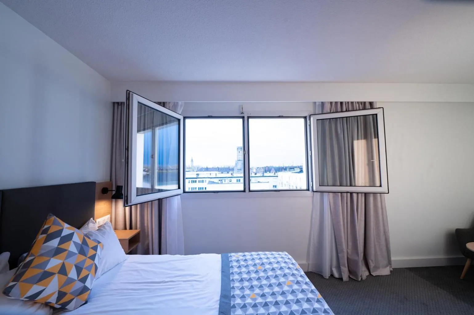 Bedroom, Bed in Holiday Inn Calais-Centre by IHG