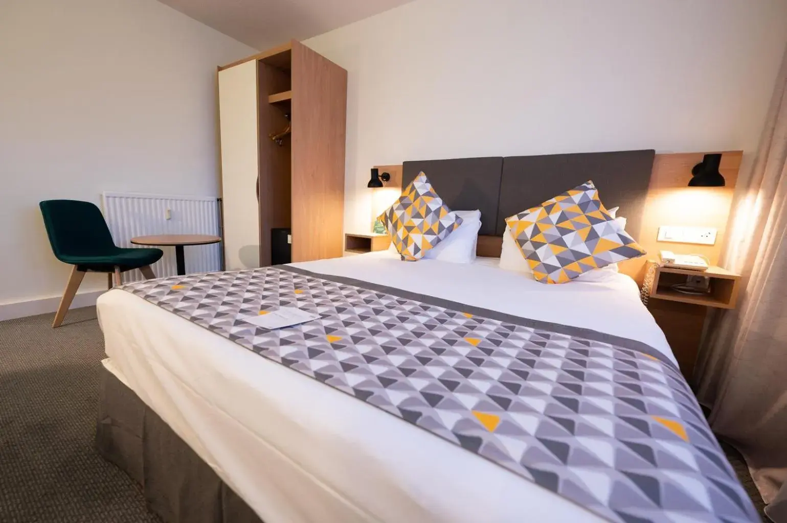 Standard Queen Room with City View in Holiday Inn Calais-Centre by IHG Standard Queen Room with City View in Holiday Inn Calais-Centre by IHG