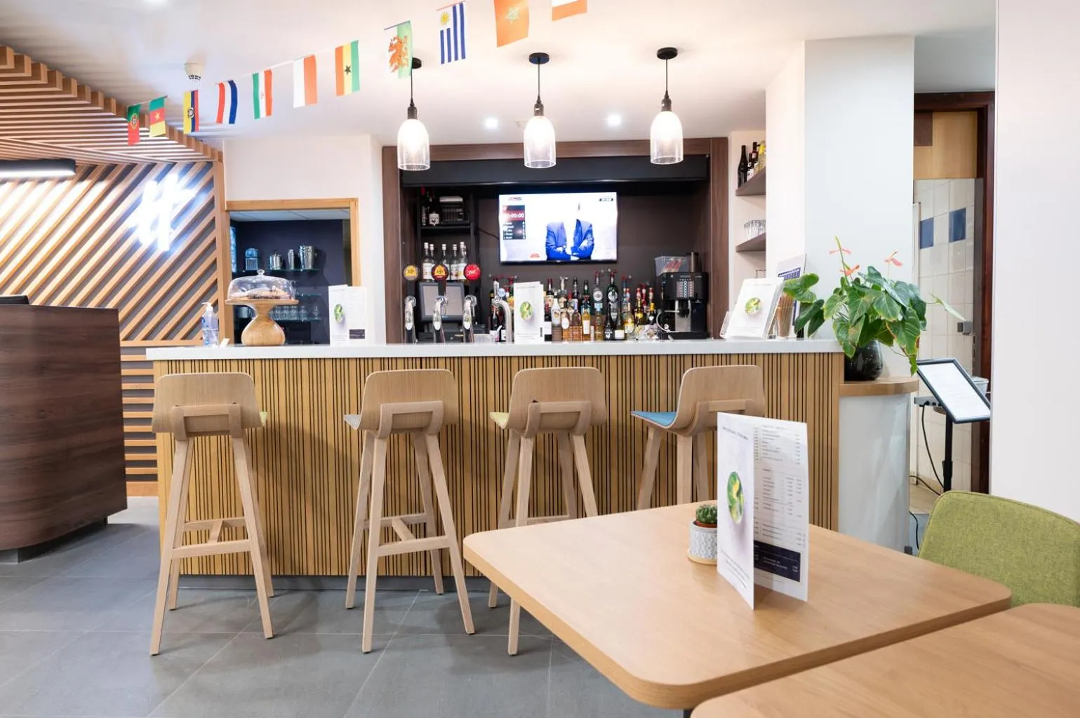 TV and multimedia in Holiday Inn Calais-Centre by IHG