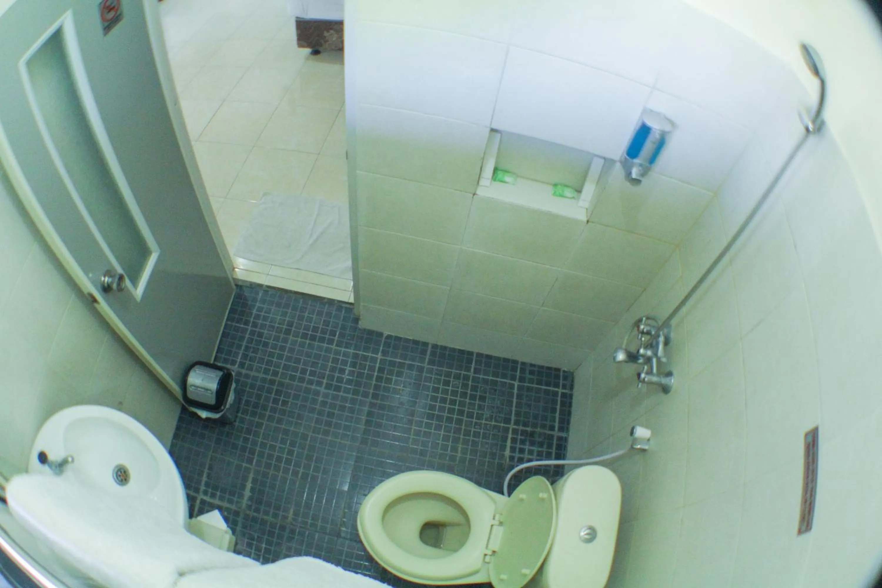 Bathroom in Guest House Rumah Wahidin Syariah