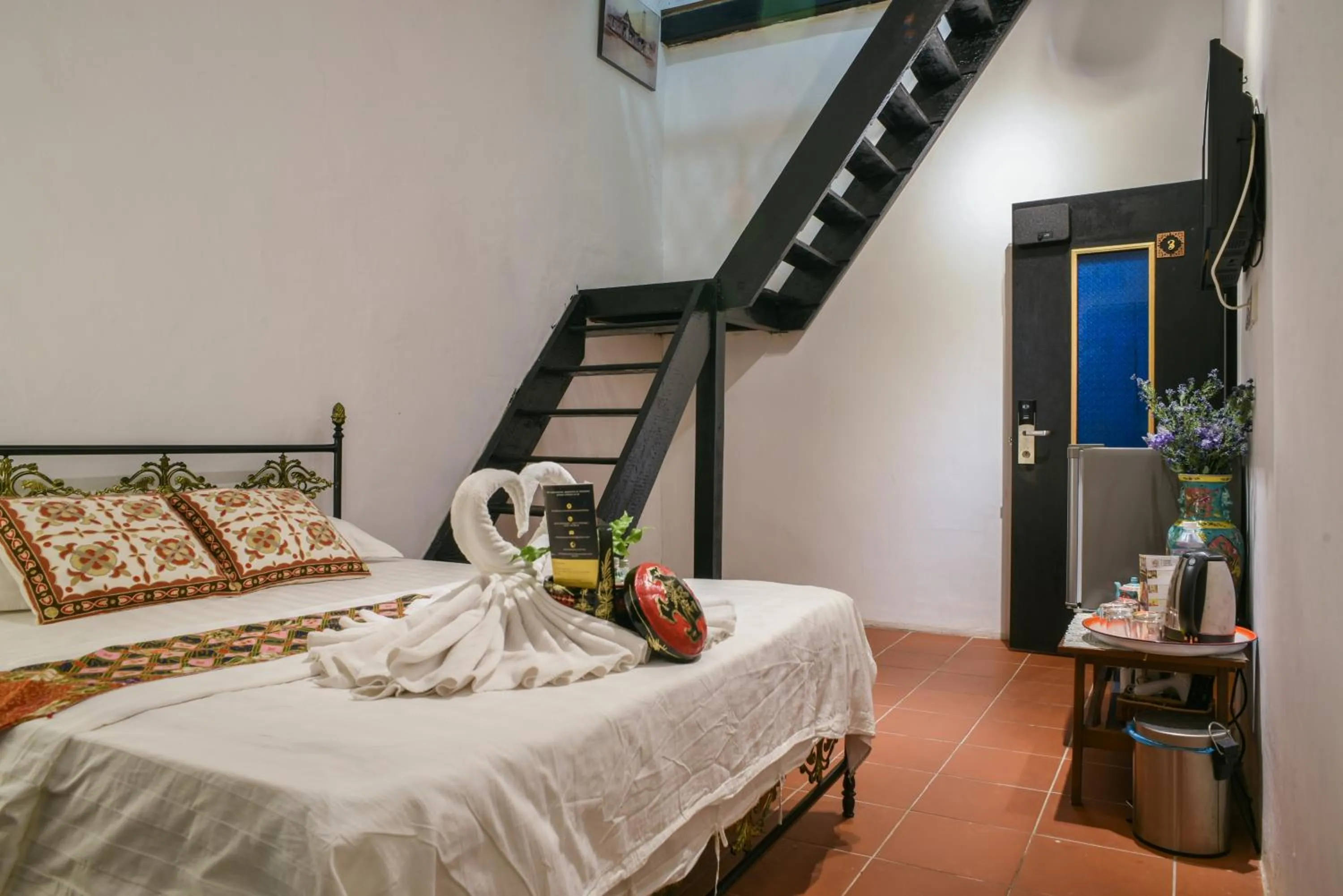 Photo of the whole room, Bed in Ohana House HQ