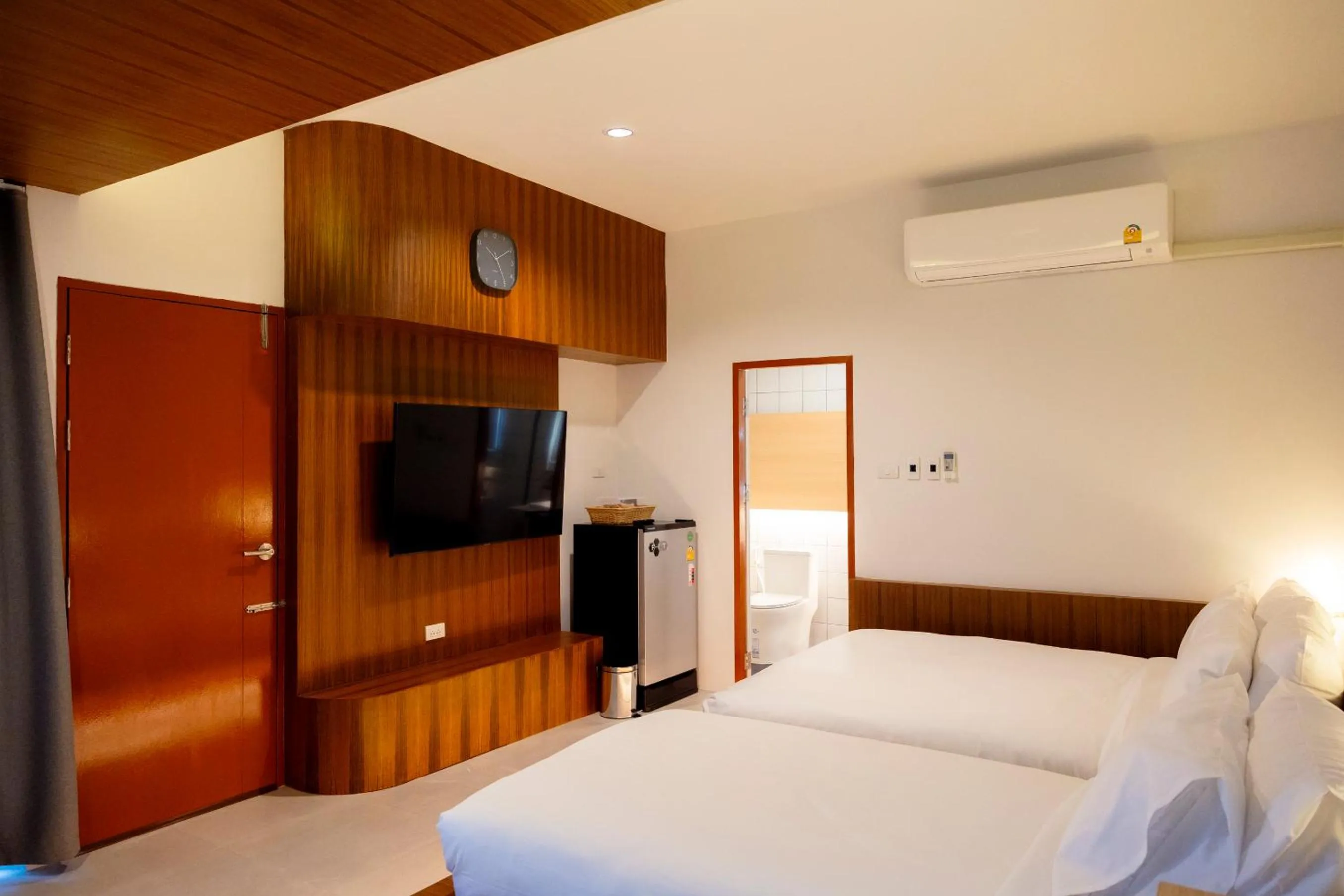 Communal lounge/ TV room, Bed in Karpenter Lampang