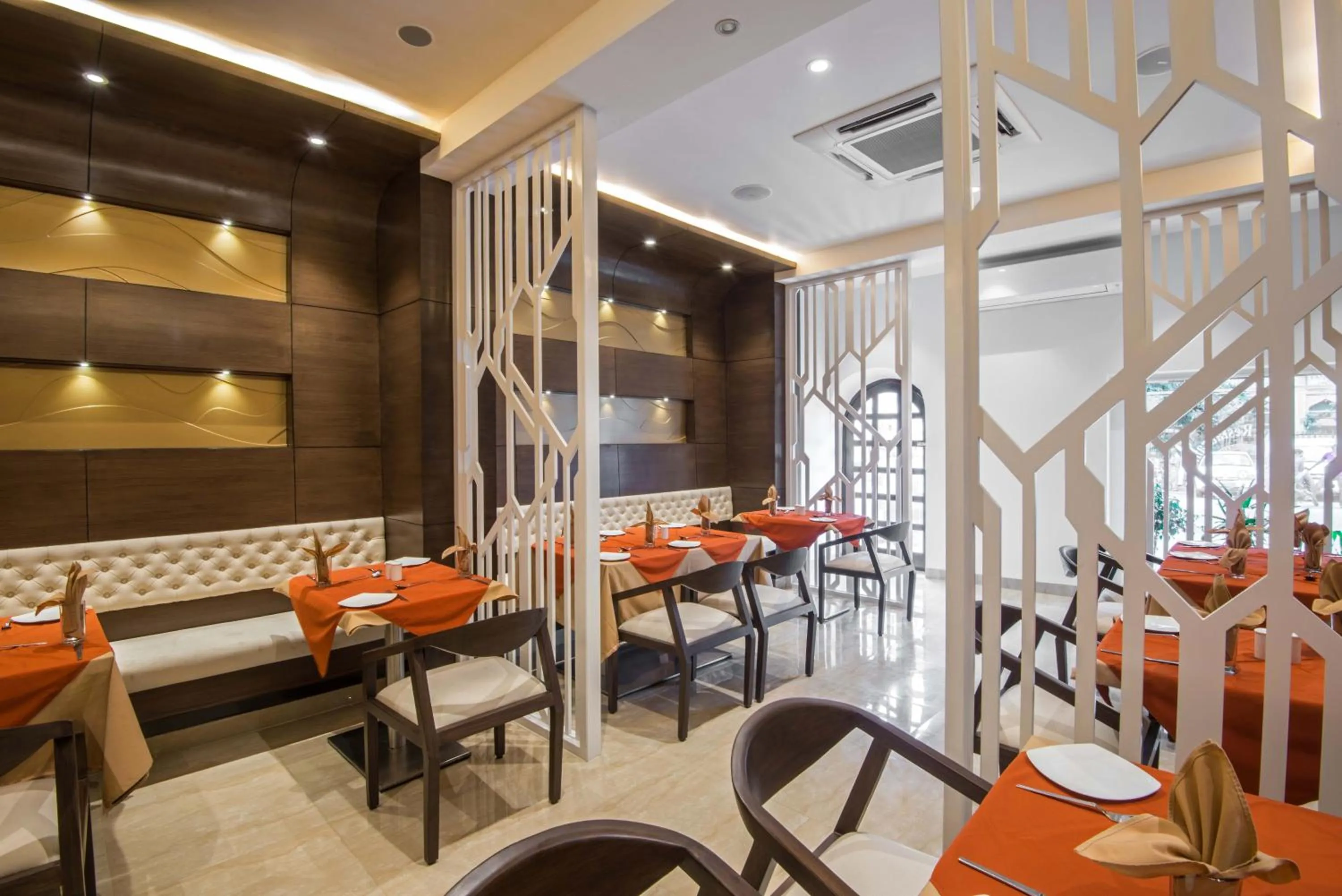 Restaurant/places to eat in Kalinga Hotel