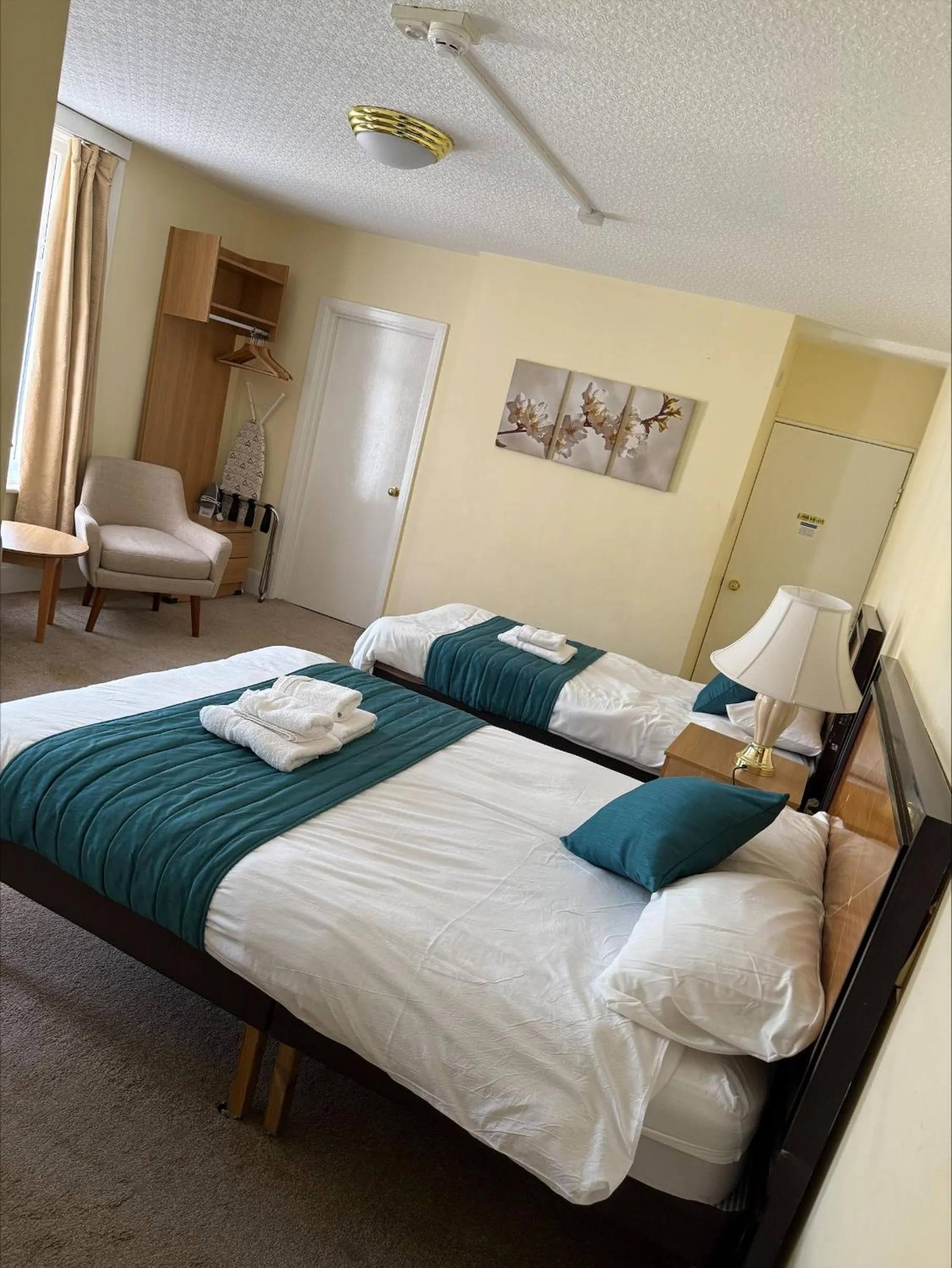 Bathroom, Bed in The Savoy Hotel