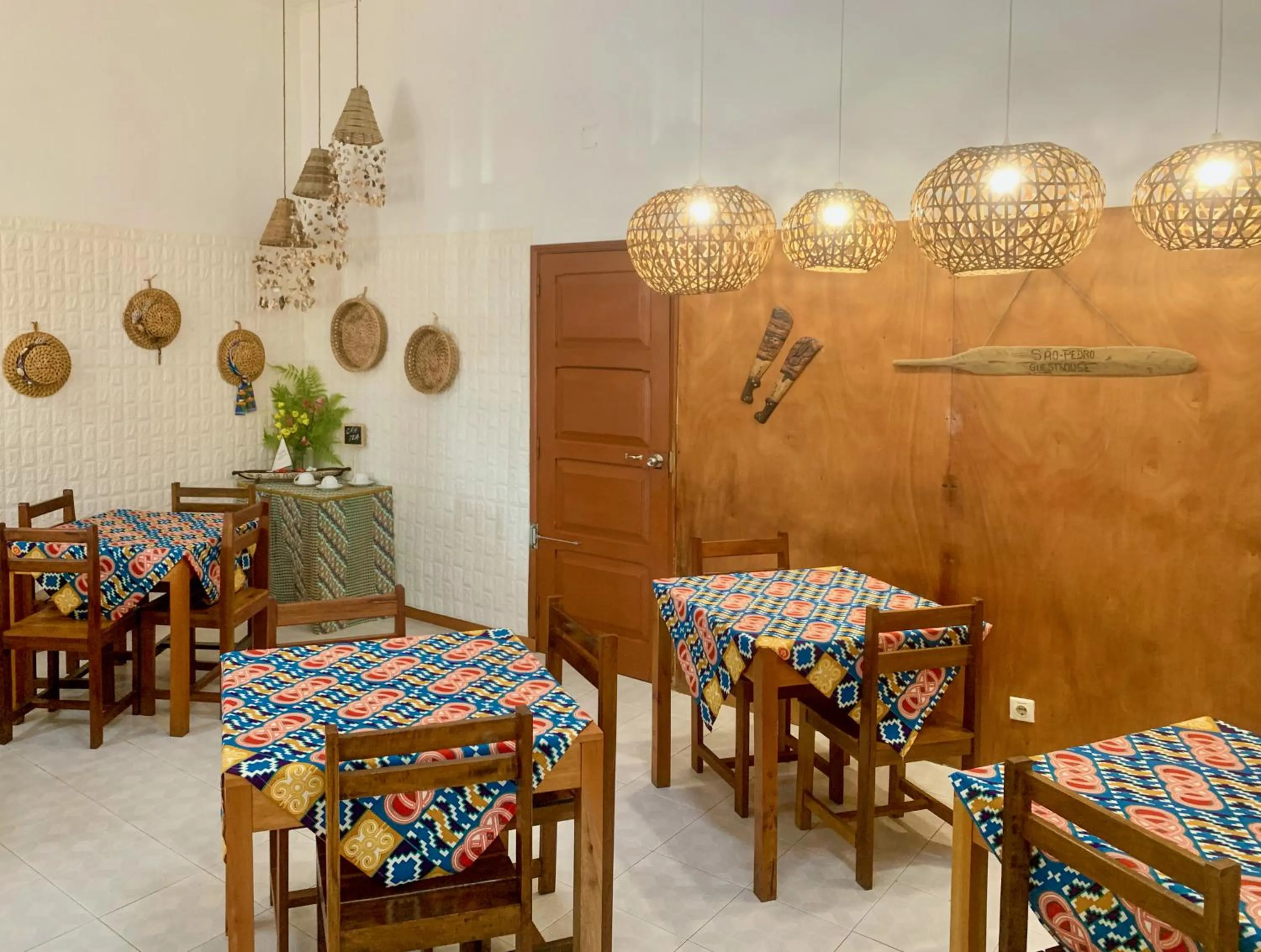 Dining area in São Pedro Guesthouse