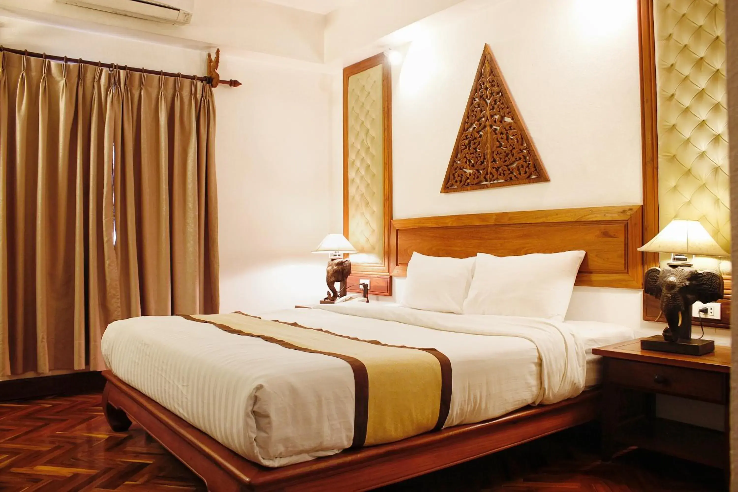 Superior Double or Twin Room in Chanthapanya Hotel Superior Double or Twin Room in Chanthapanya Hotel