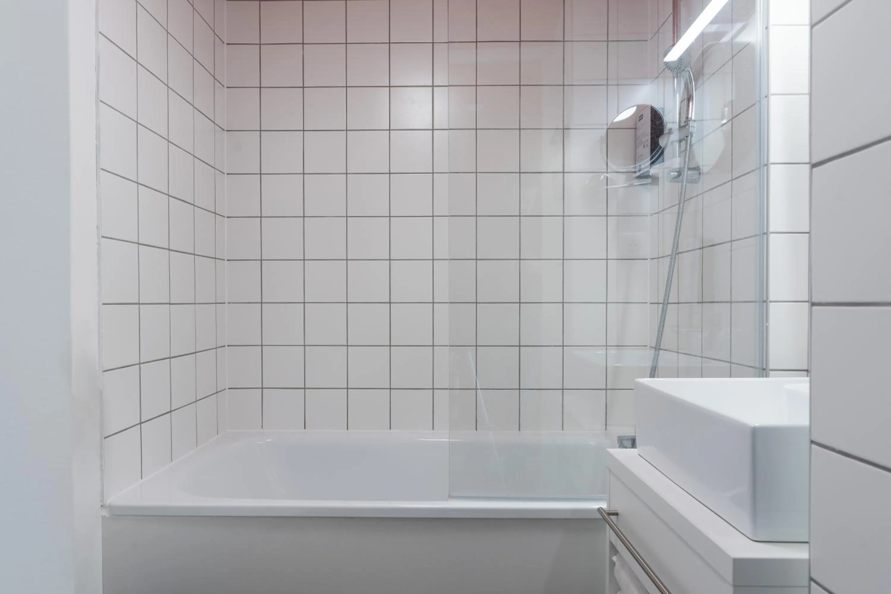 Bathroom in KYRIAD LYON EST – Saint Quentin Fallavier
