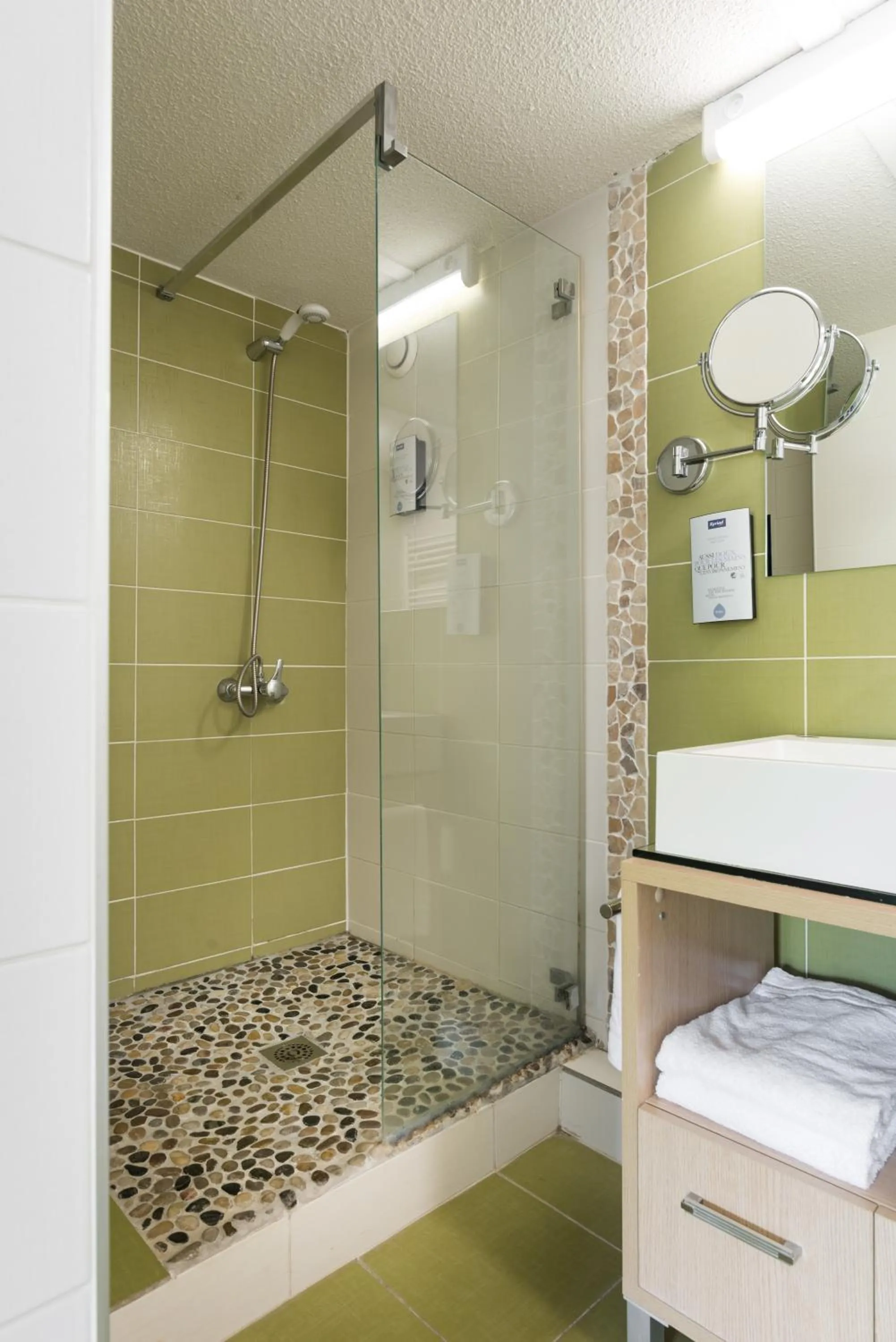 Bathroom in KYRIAD LYON EST – Saint Quentin Fallavier