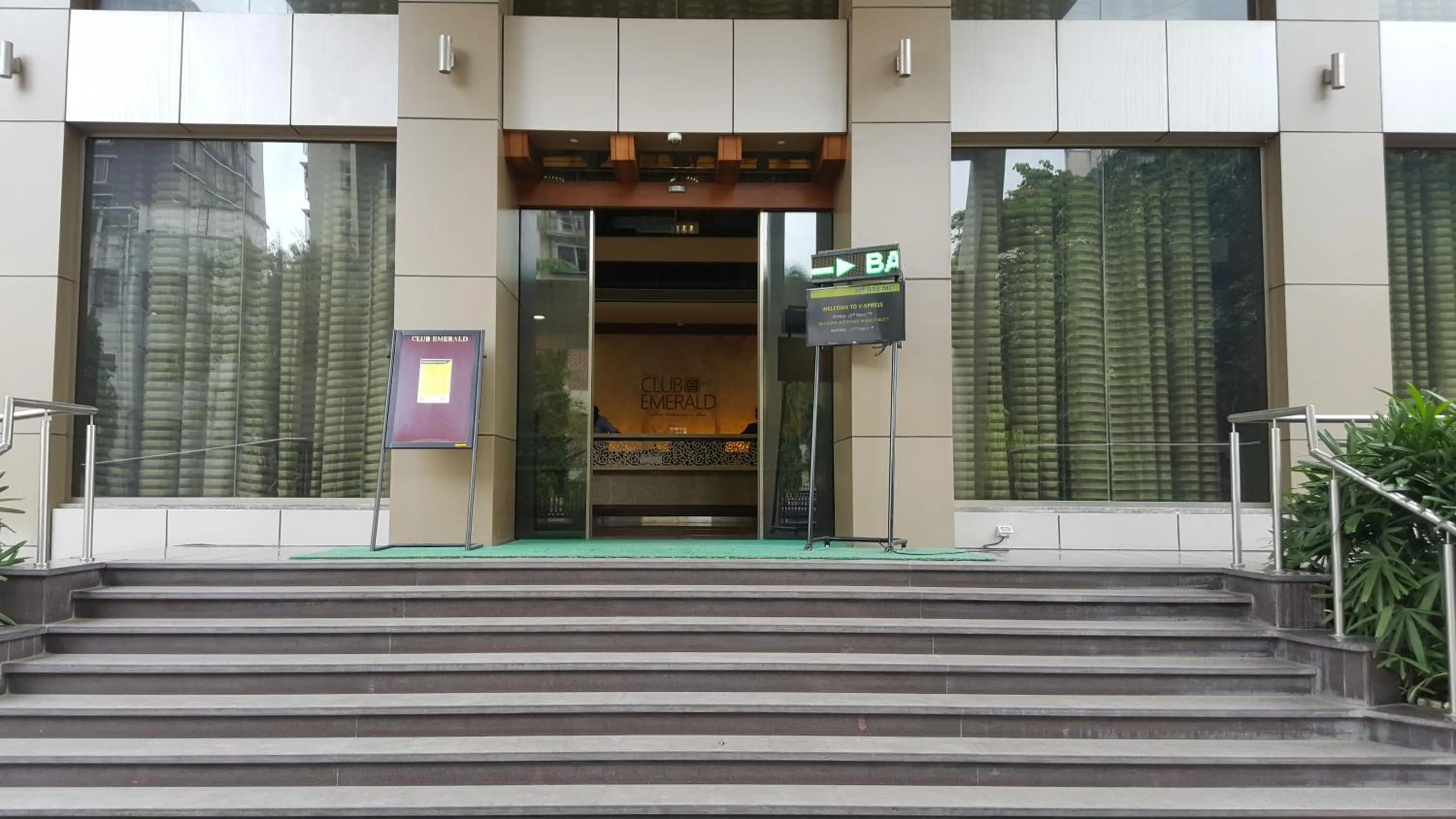 Facade/entrance in Club Emerald